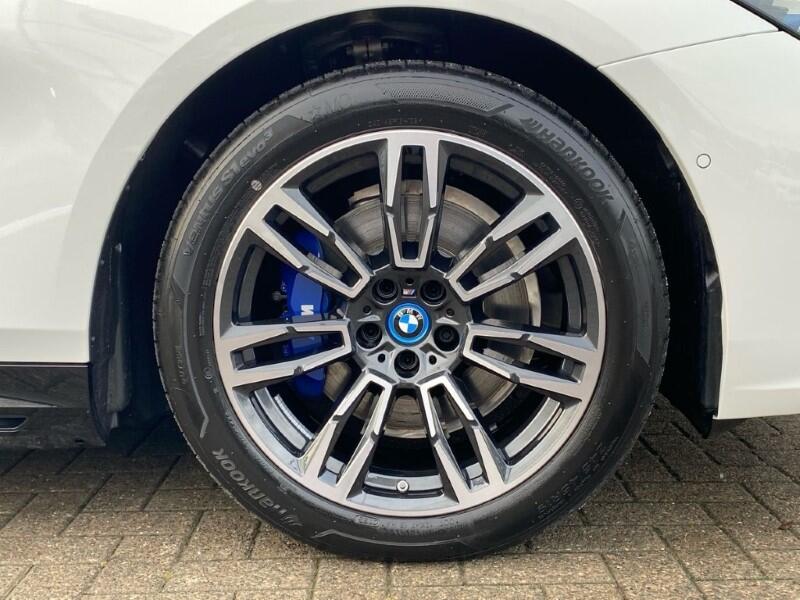 BMW 5 Series view 14