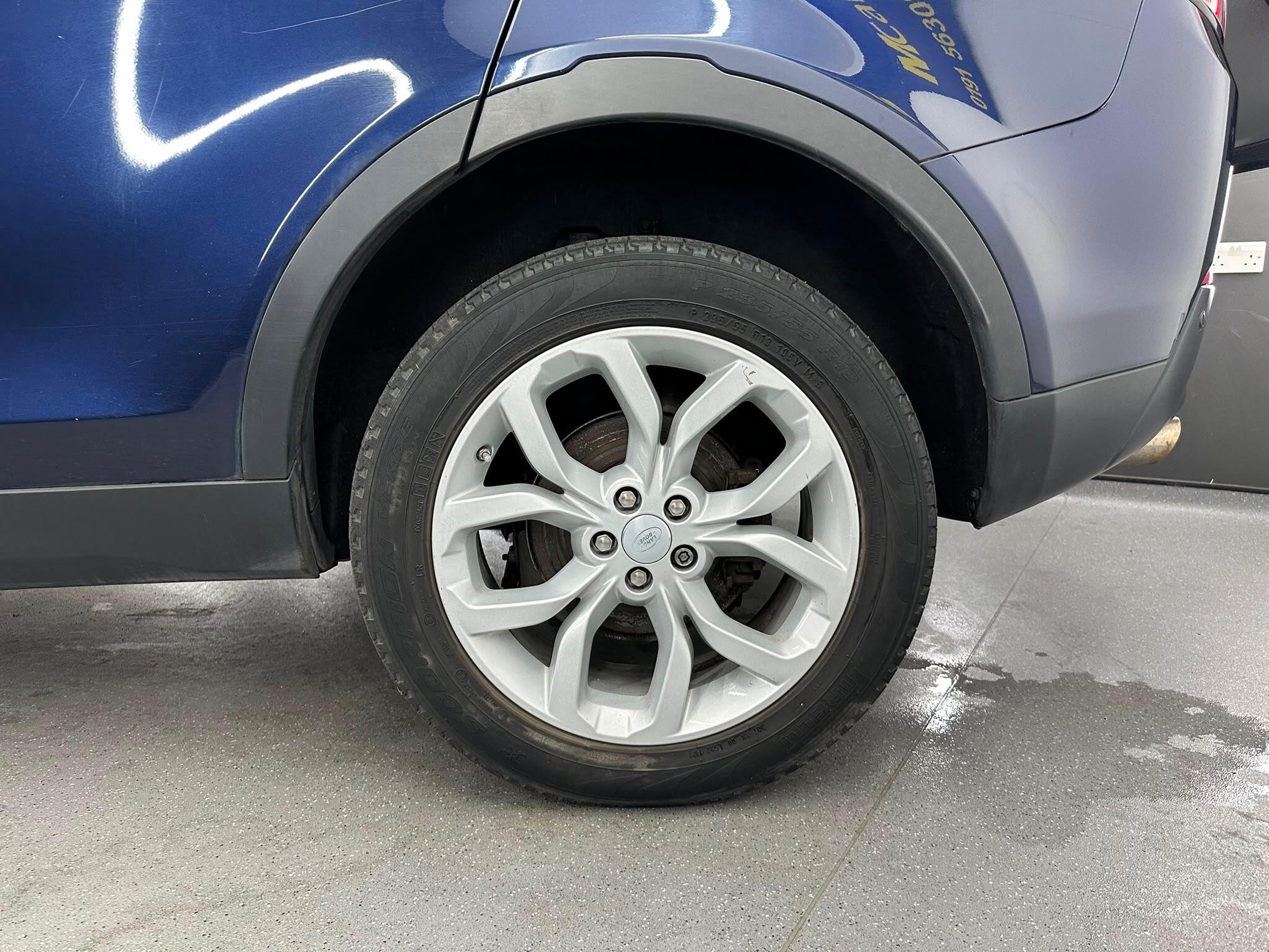 Land Rover Discovery Sport view 14