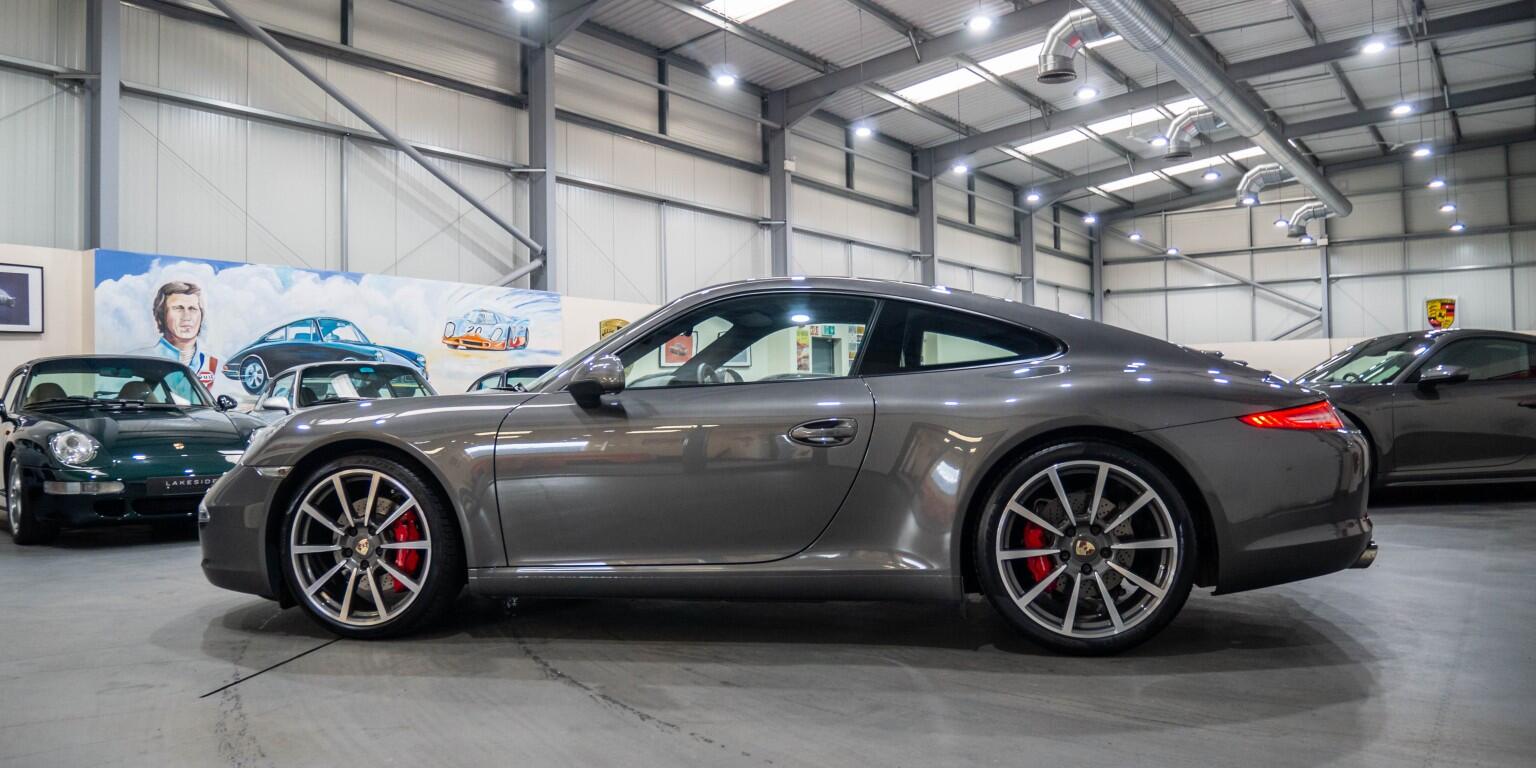 Porsche 911 view 7