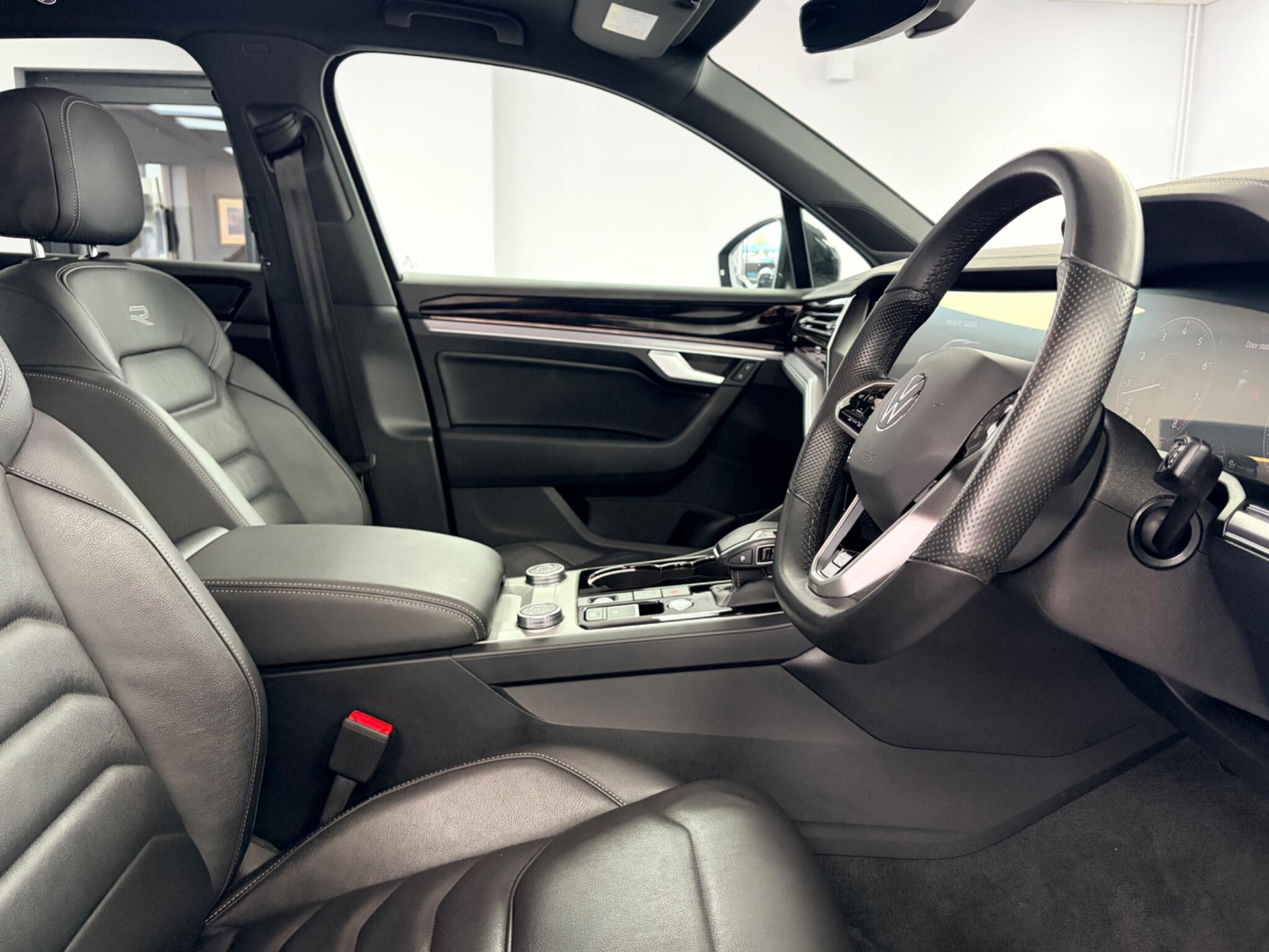 Volkswagen Touareg view 13