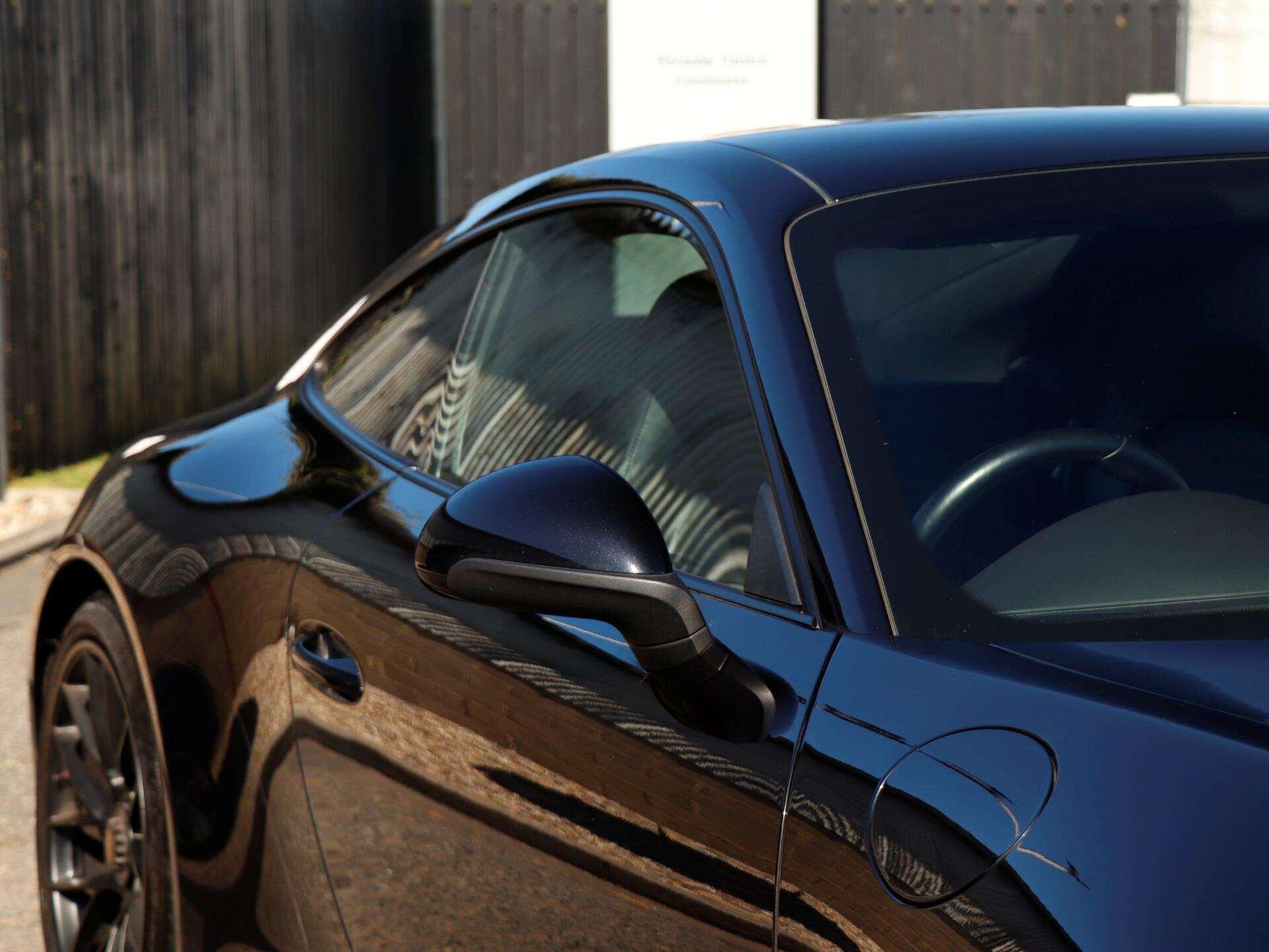 Porsche 911 view 32
