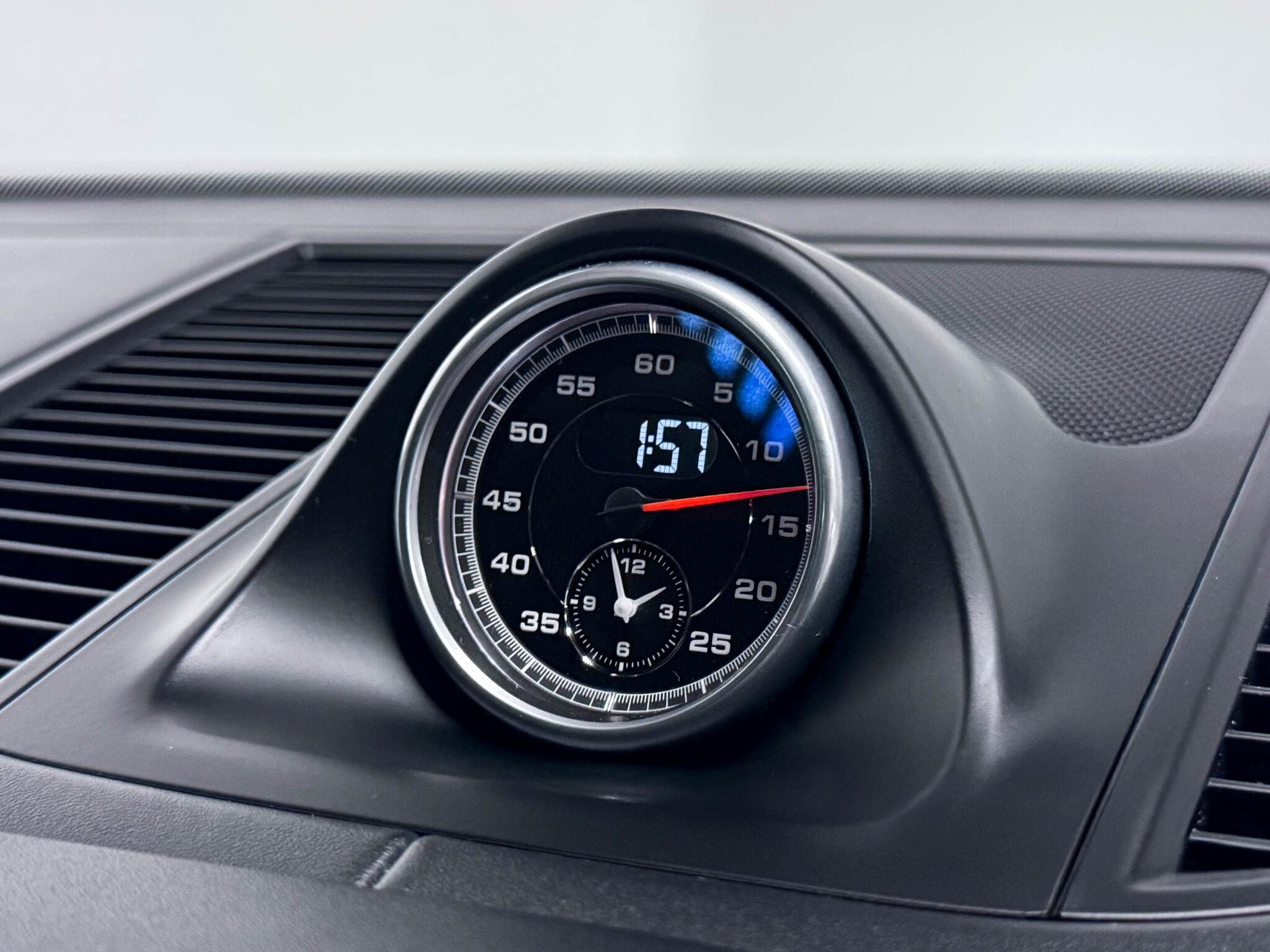 Porsche Macan view 44