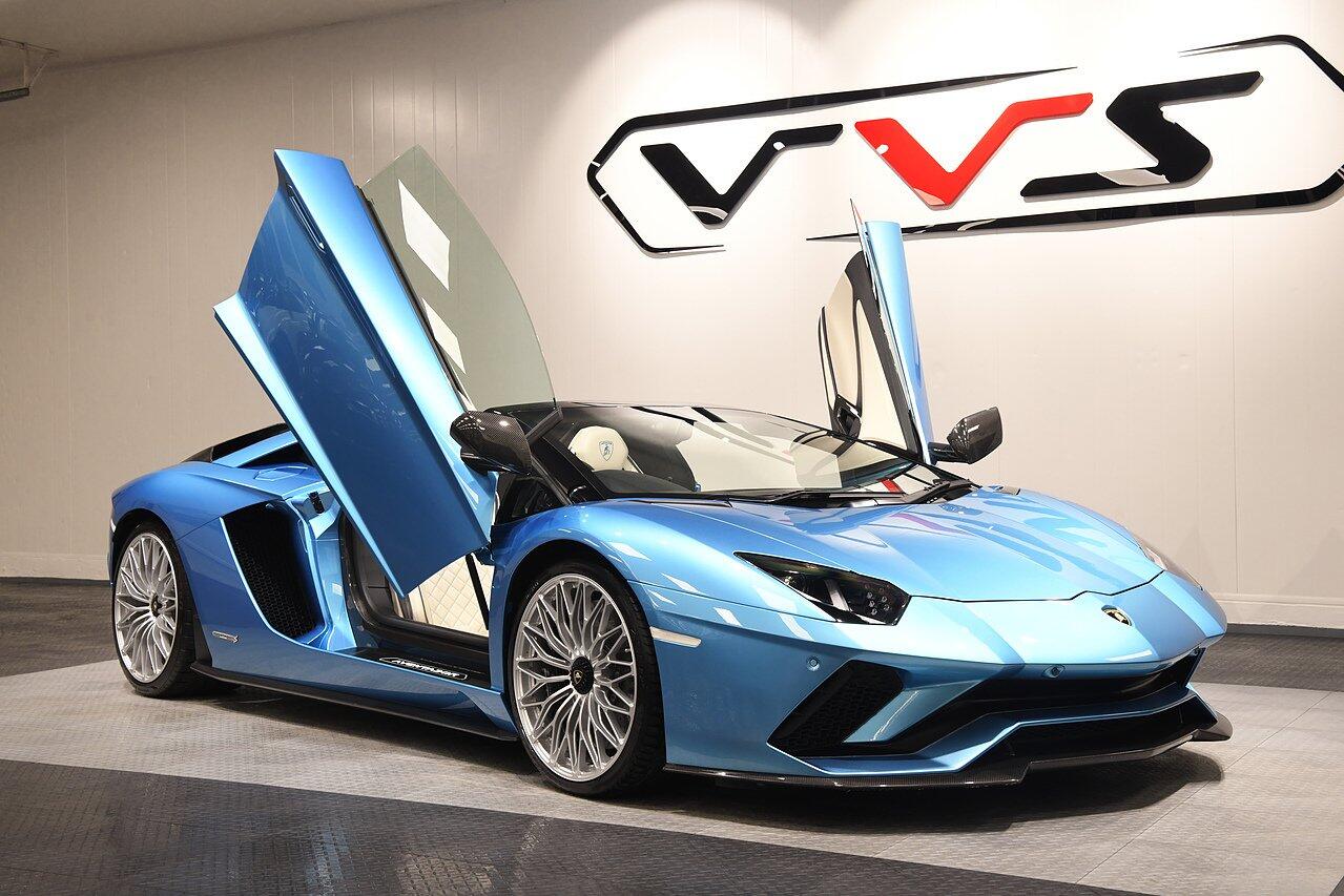 Lamborghini Aventador view 43
