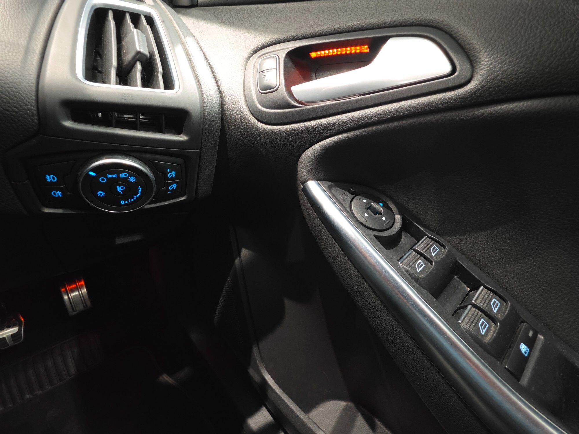 Ford Focus view 43
