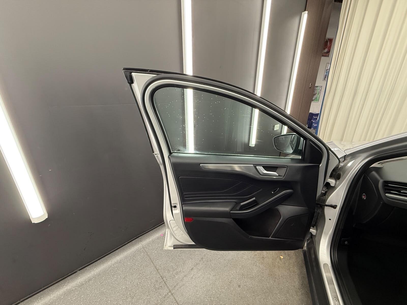 Ford Focus view 14