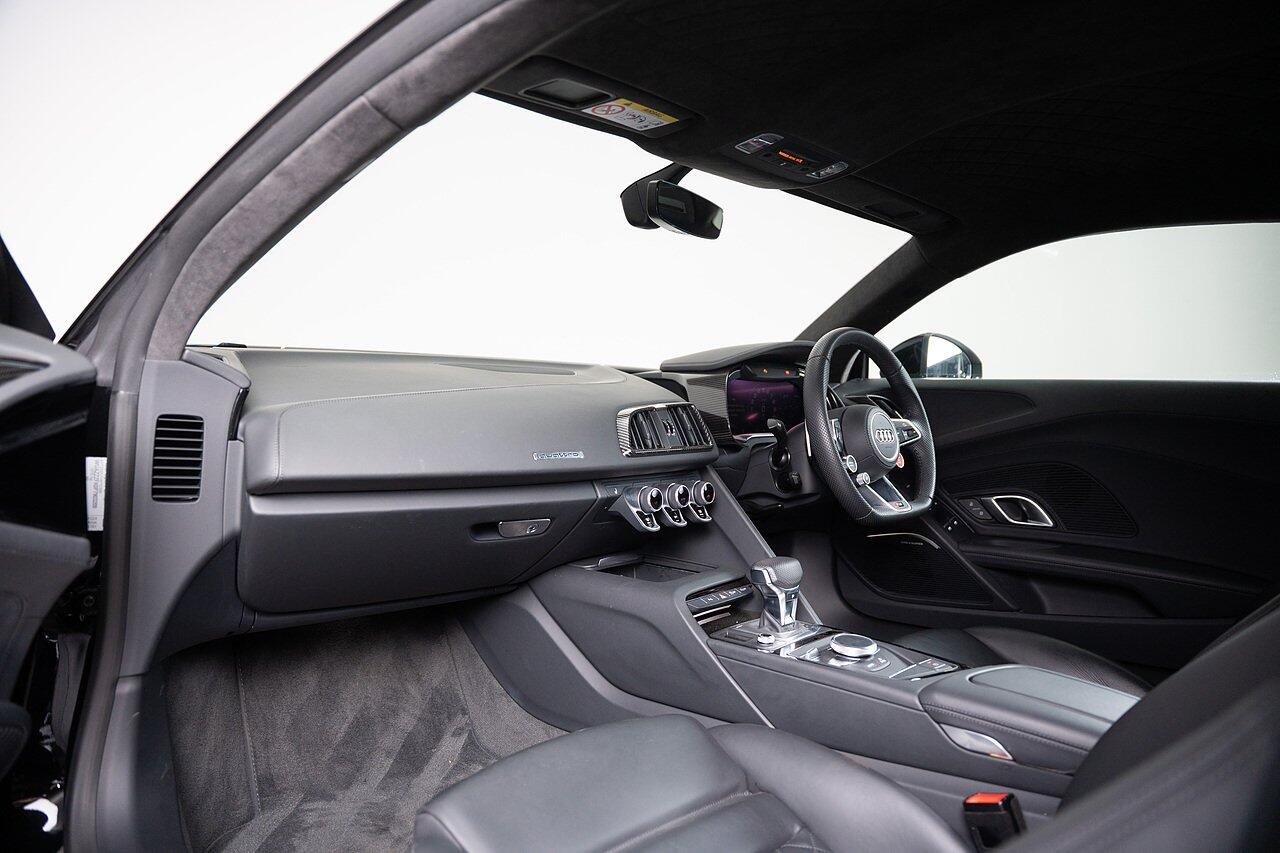 Audi R8 view 20
