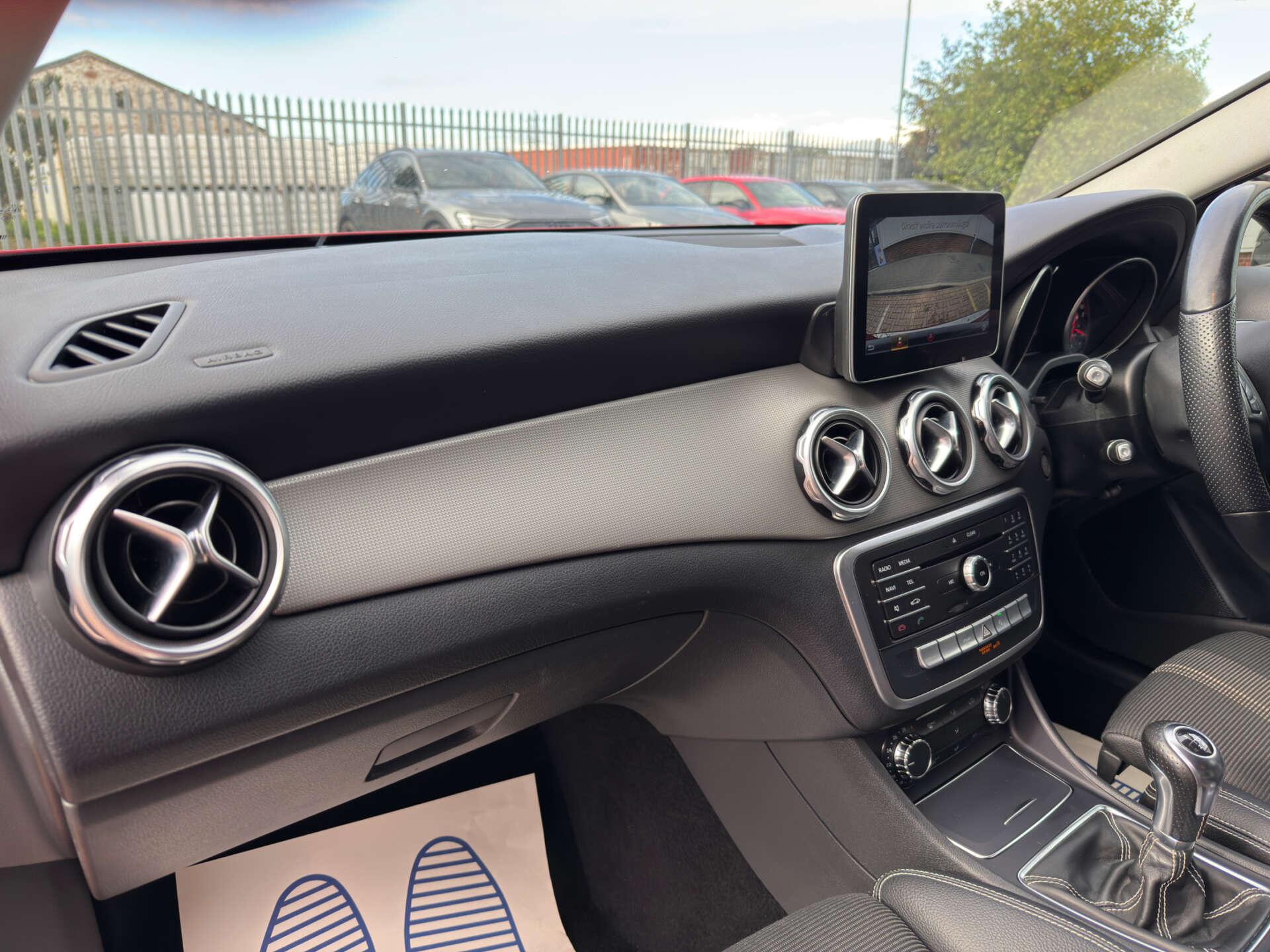Mercedes-Benz GLA view 40