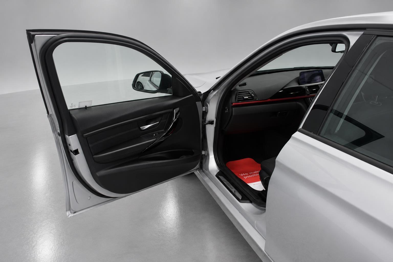 BMW 3 Series view 25
