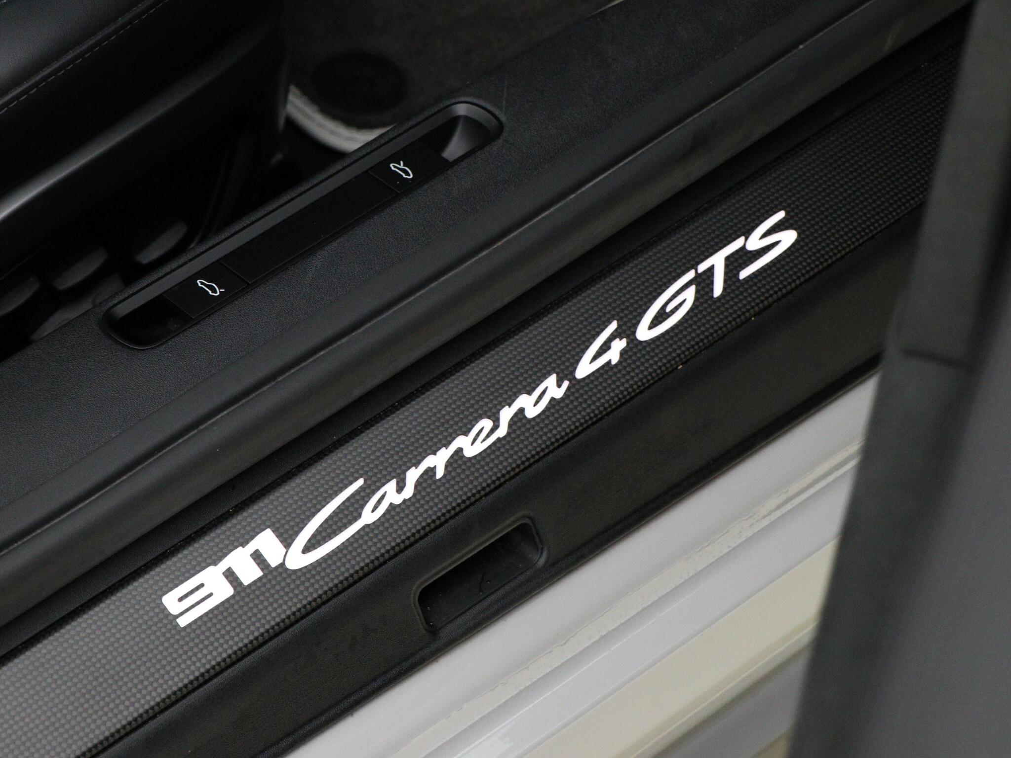 Porsche 911 view 32
