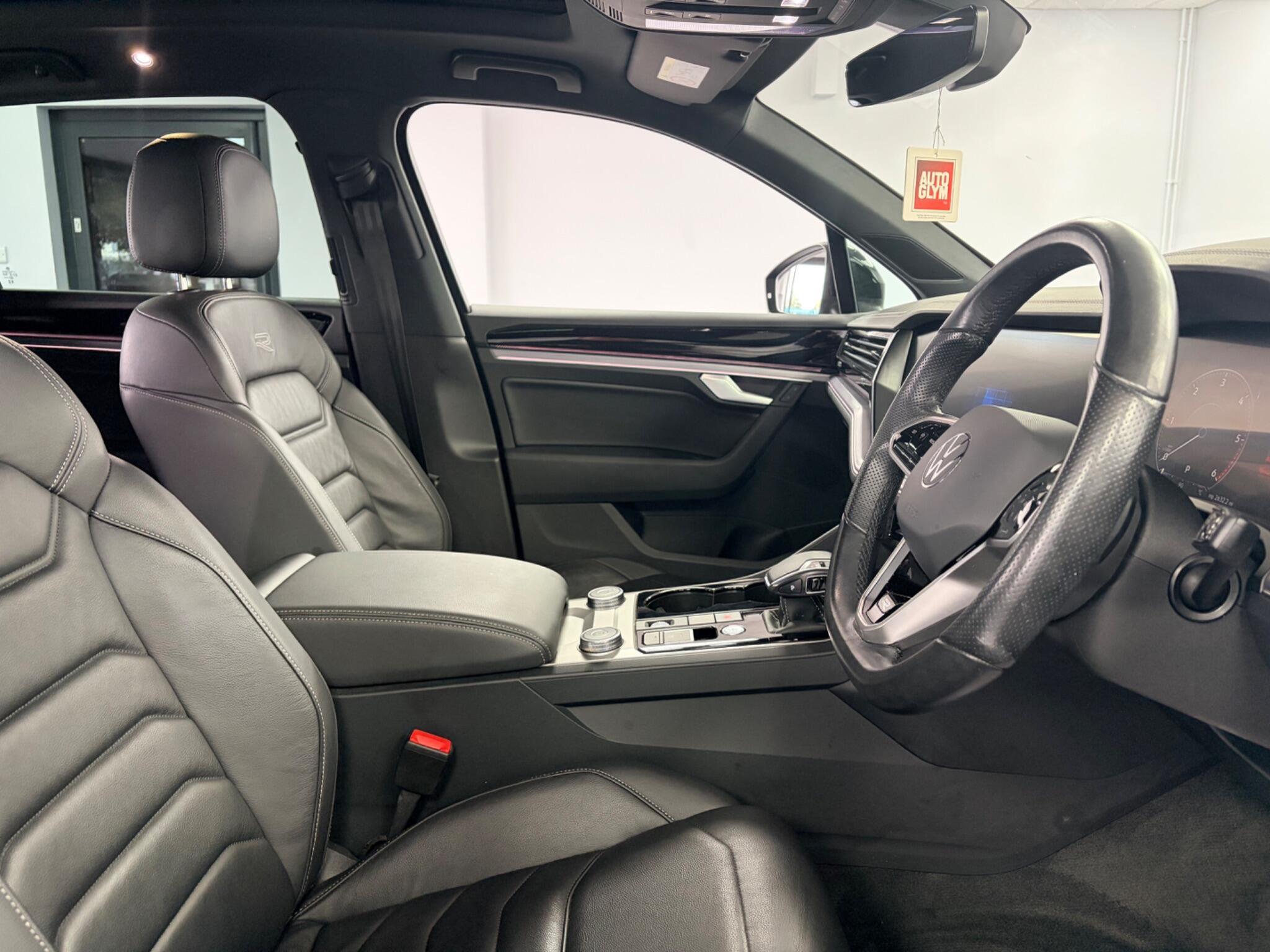 Volkswagen Touareg view 11