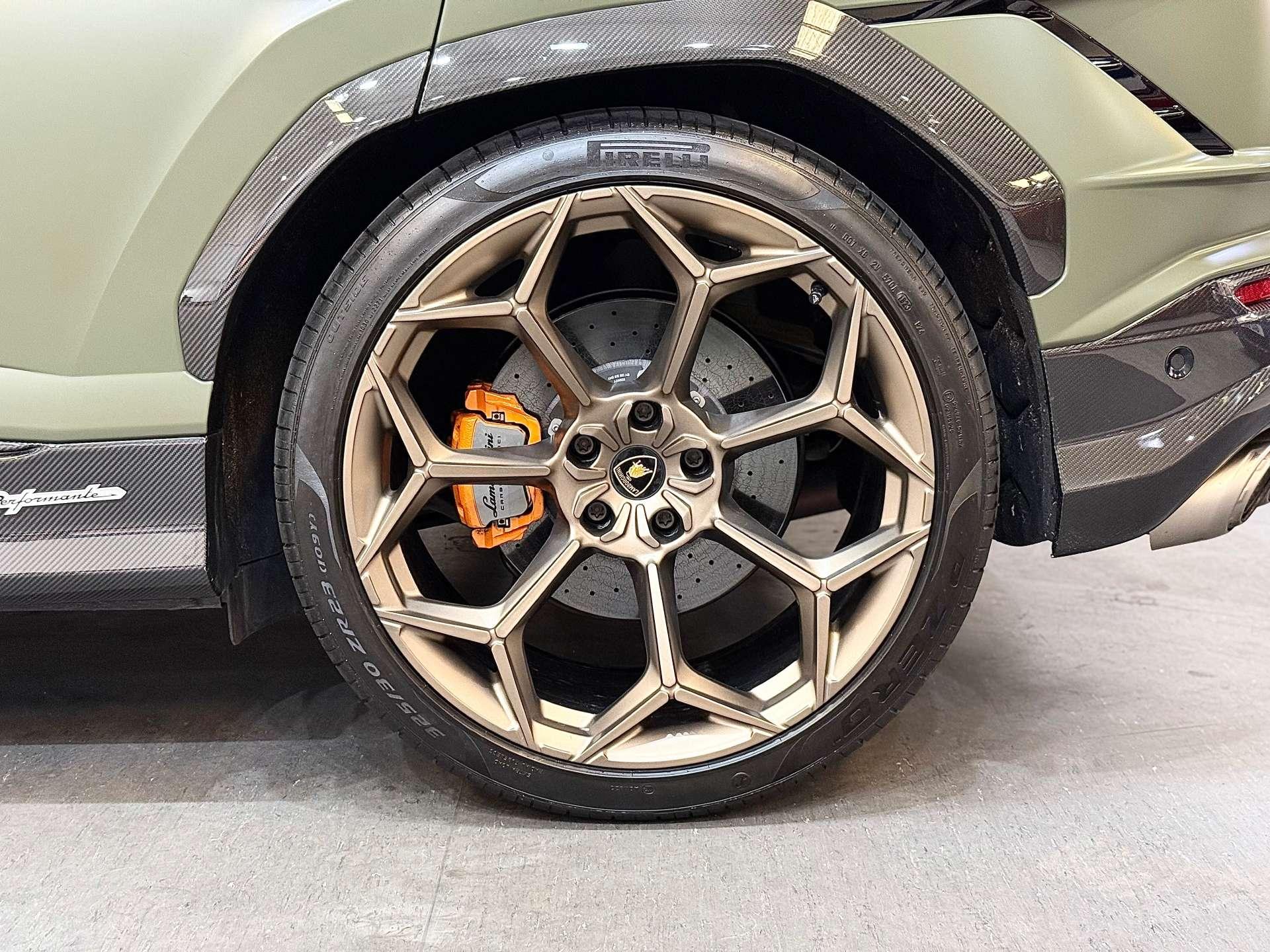 Lamborghini Urus view 102