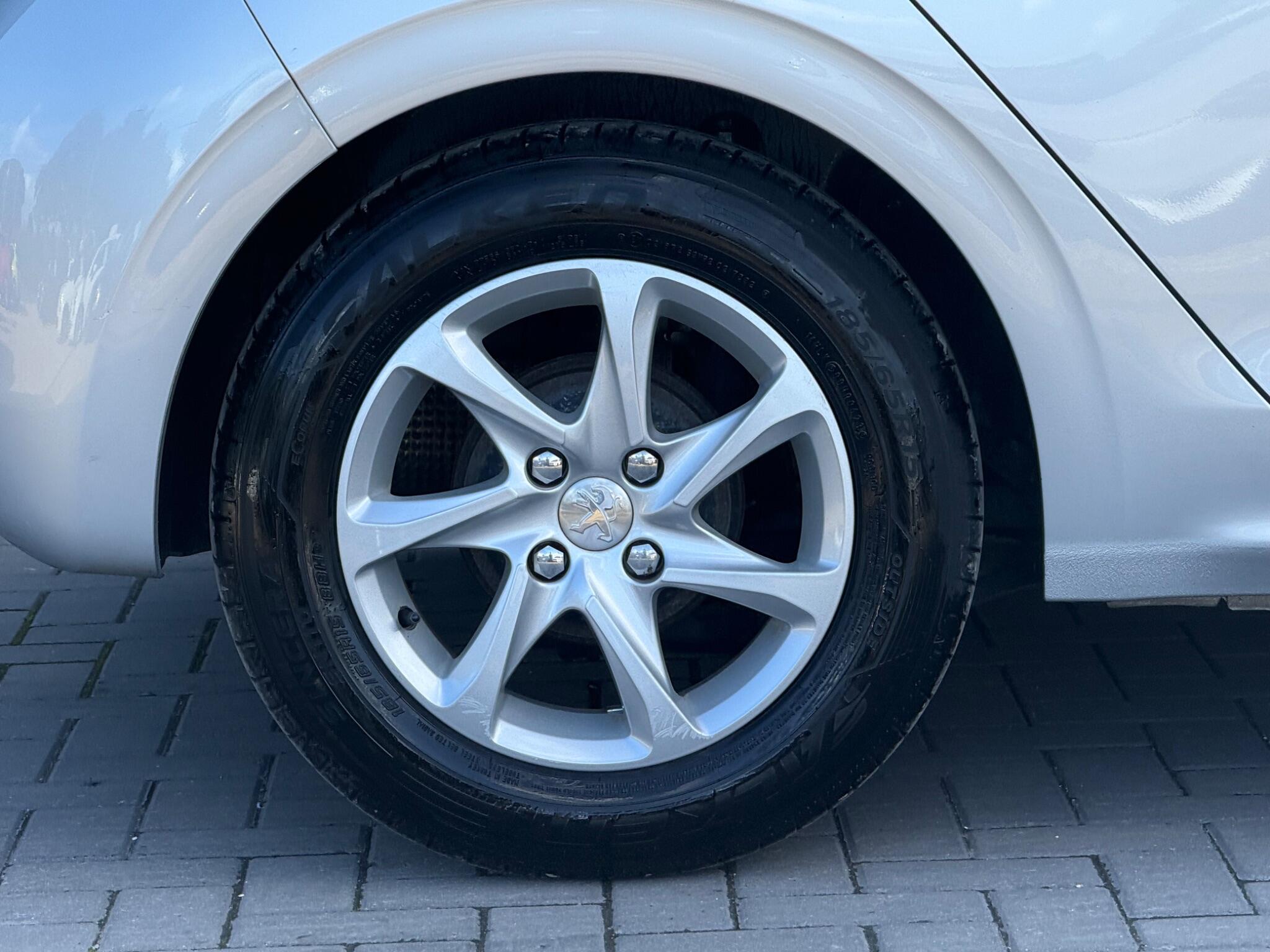 Peugeot 208 view 13
