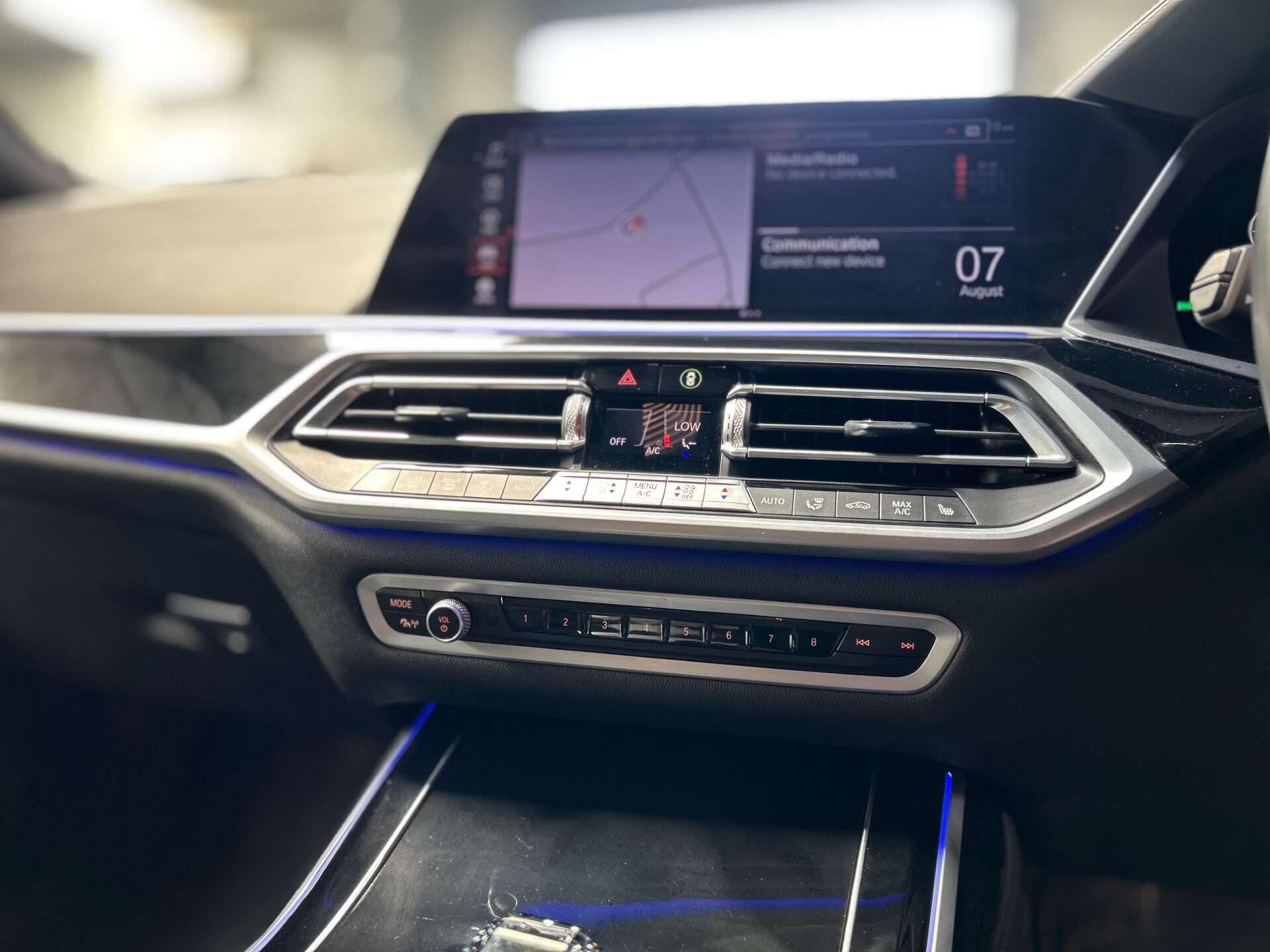 BMW X7 view 25