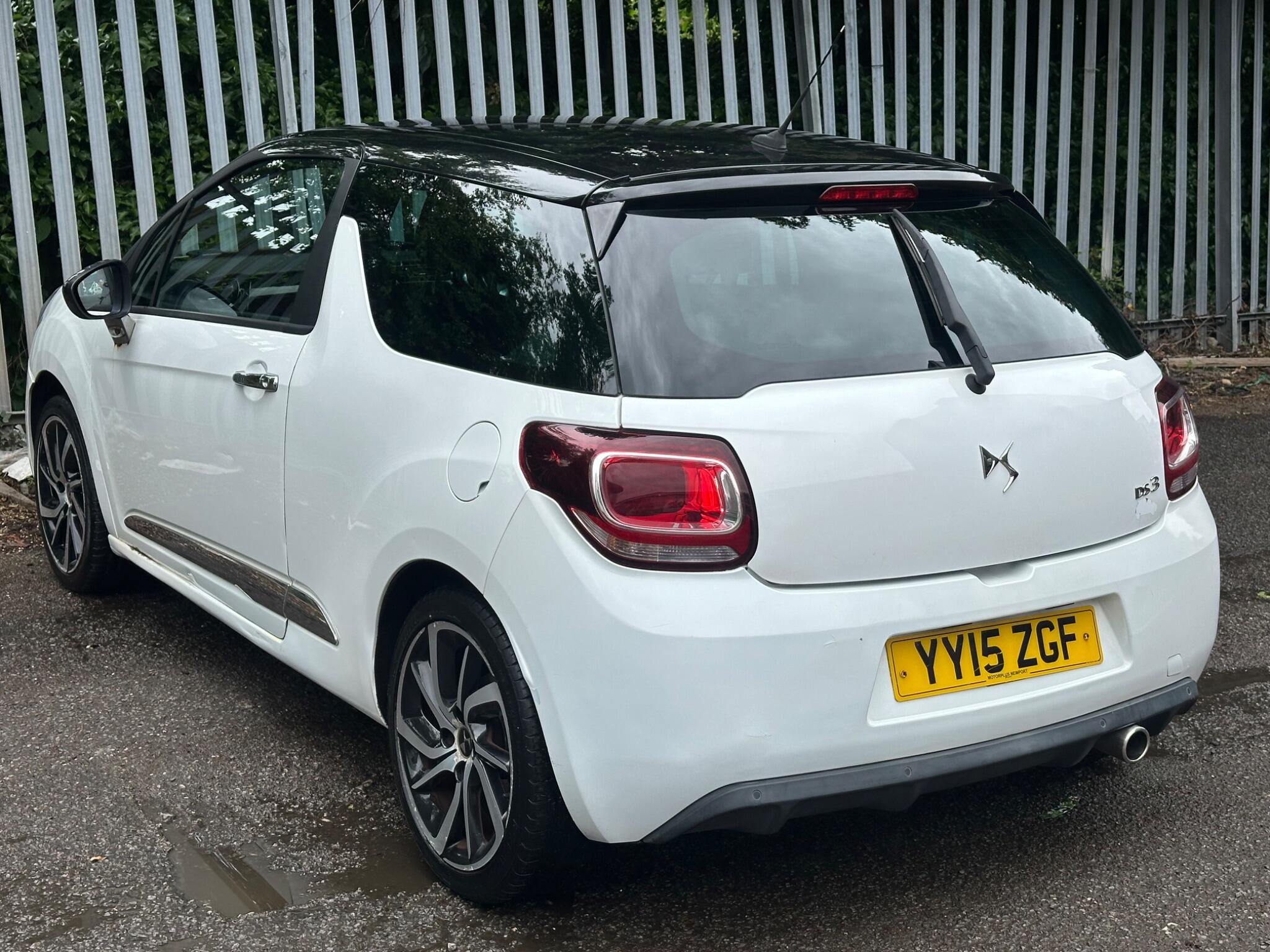DS Automobiles DS 3 view 4