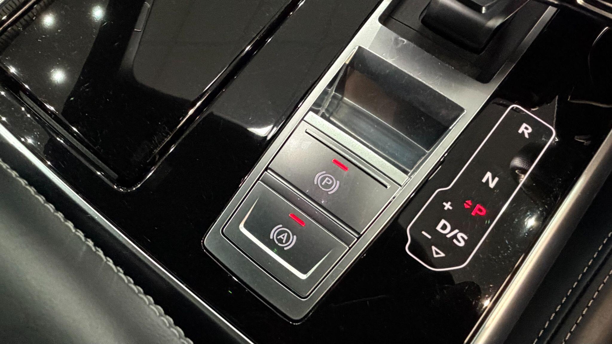 Audi Q8 view 21
