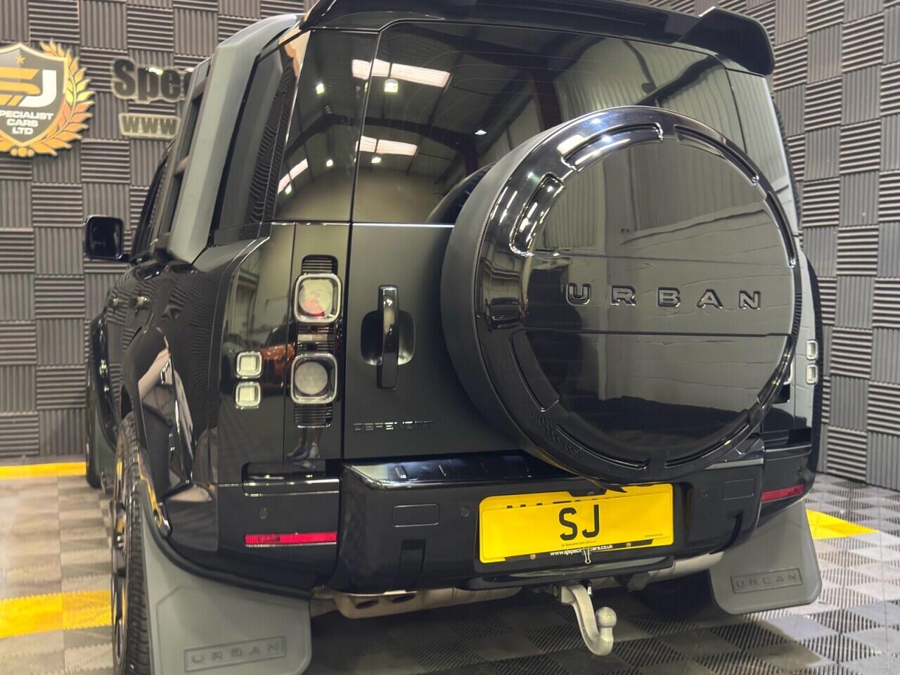 Land Rover Defender 110 view 27