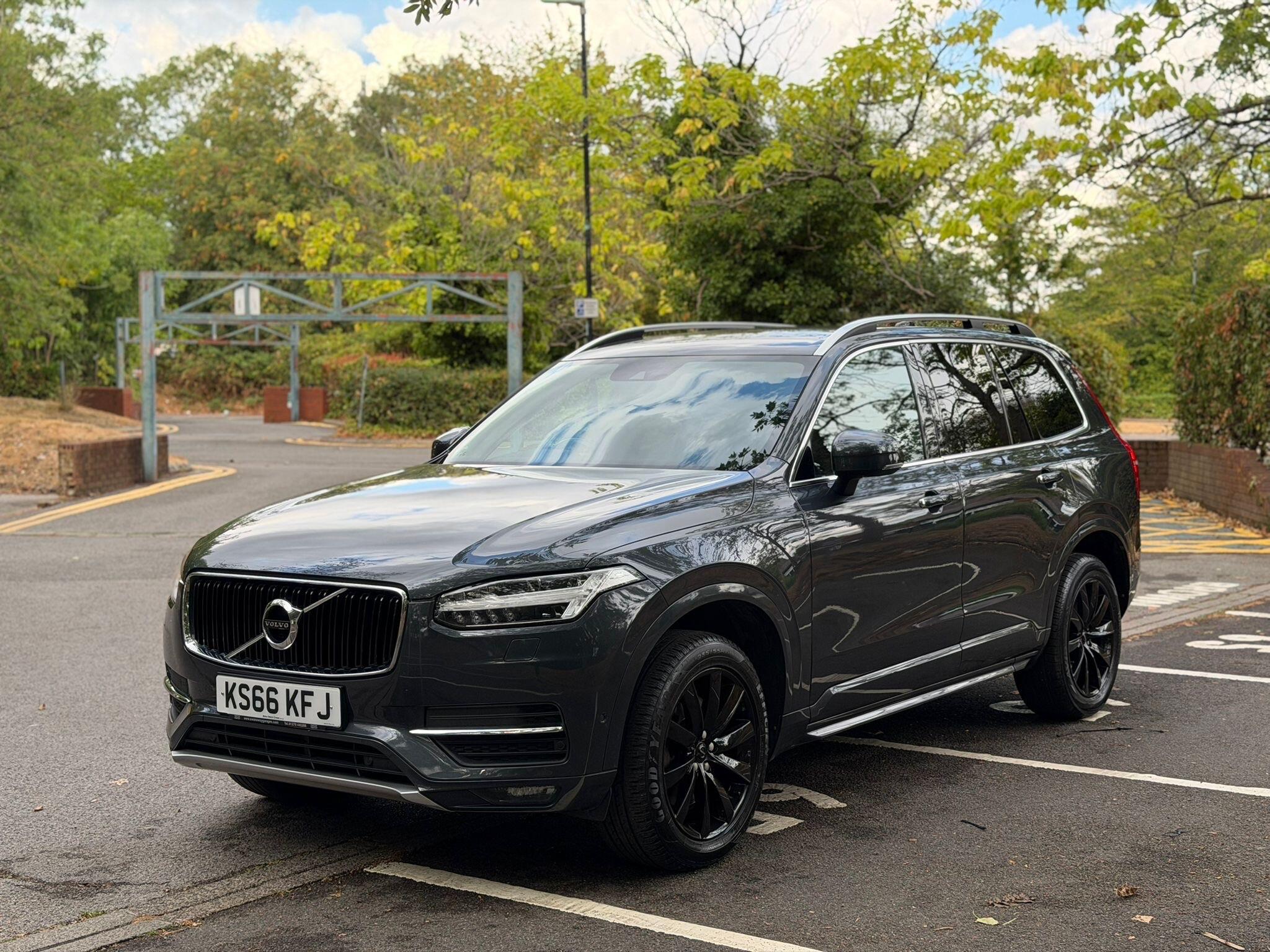Volvo XC90 view 8