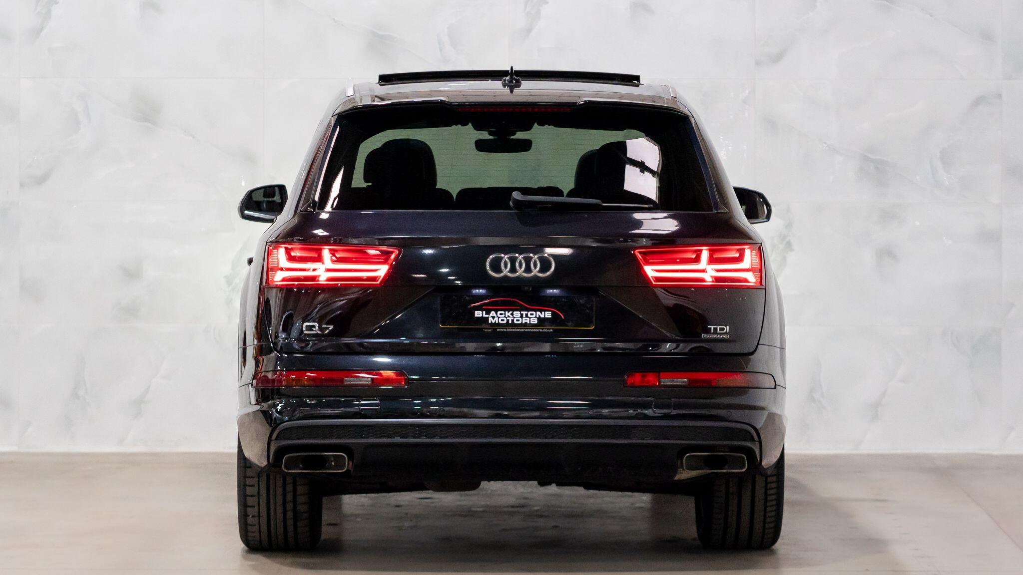 Audi Q7 view 7