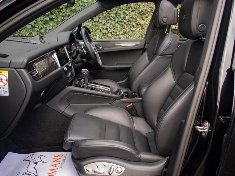 Porsche Macan view 4