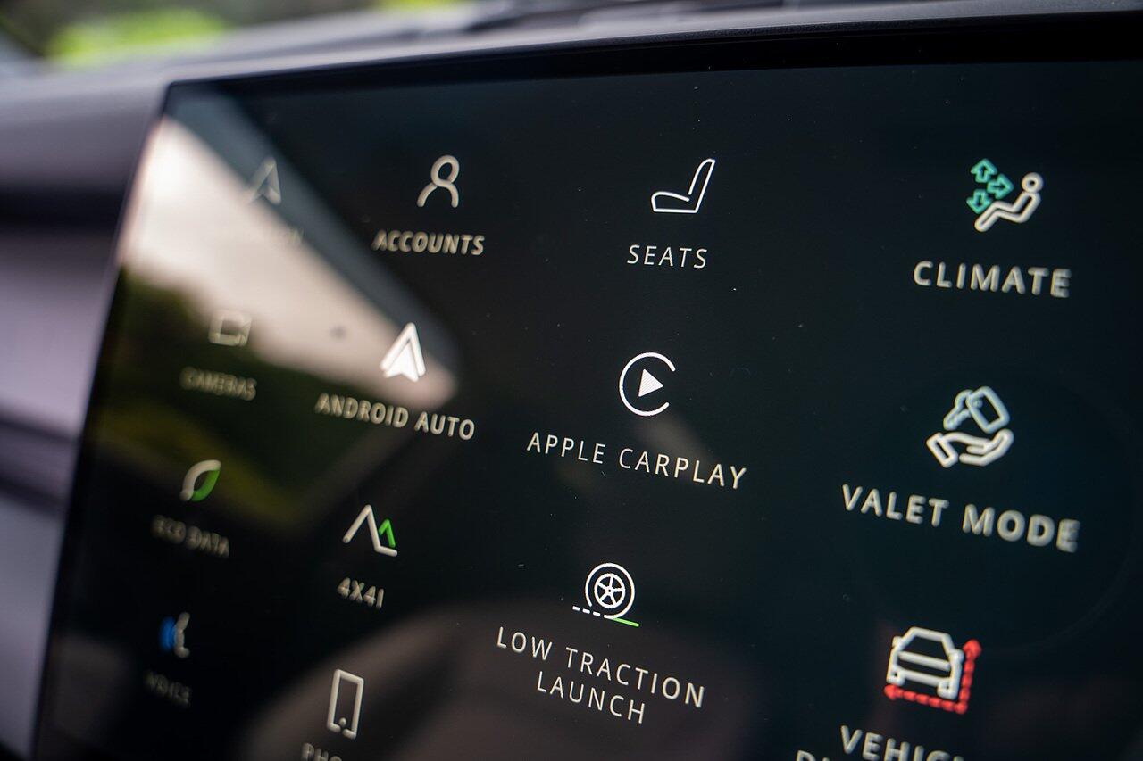 Land Rover Defender view 81