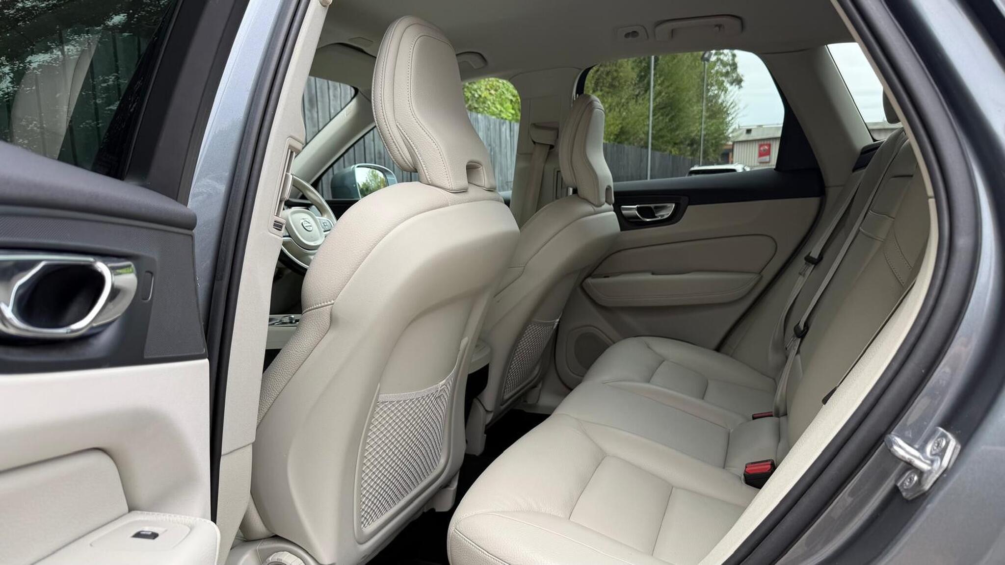 Volvo XC60 view 28