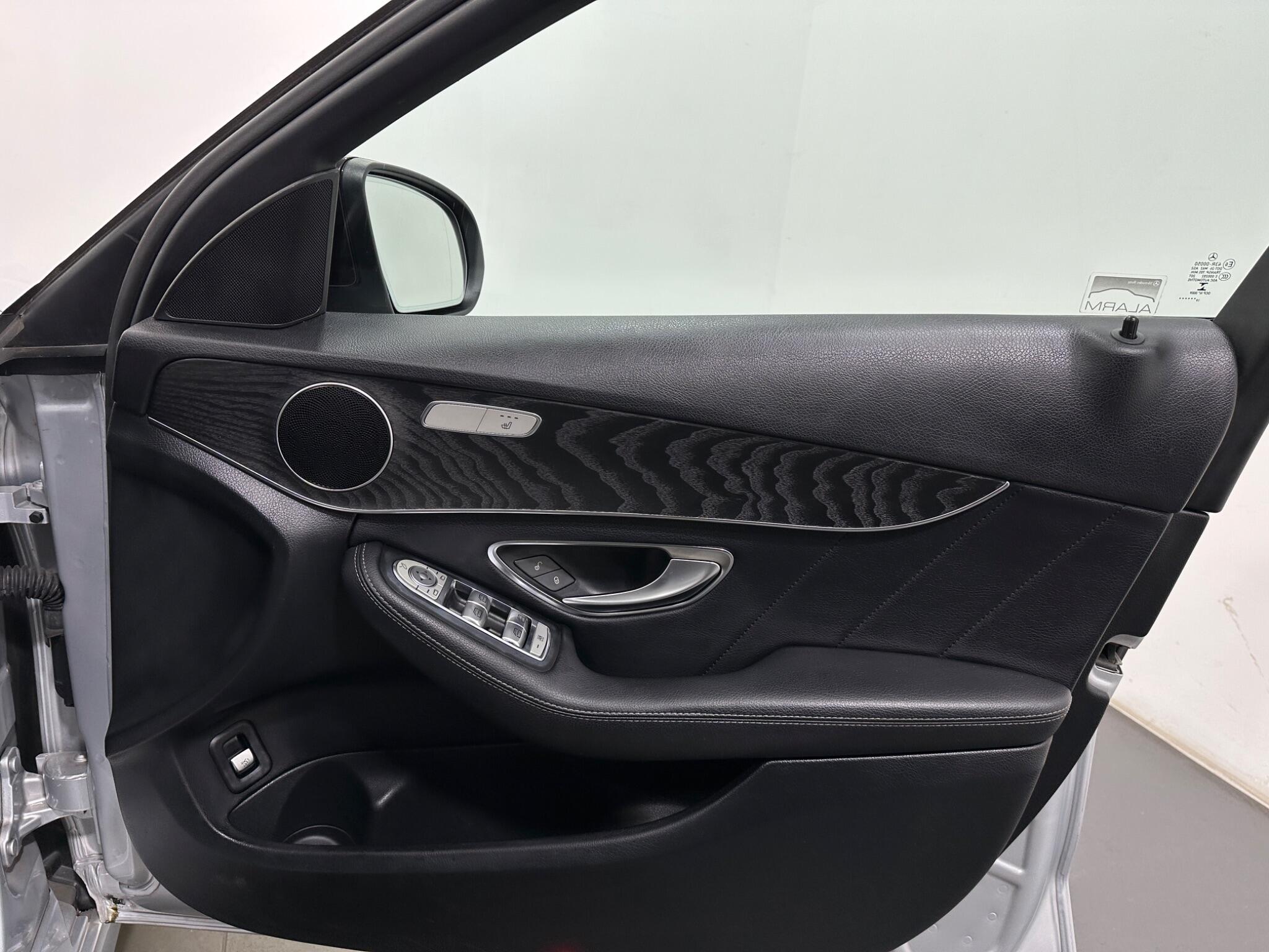 Mercedes-Benz C-Class view 36