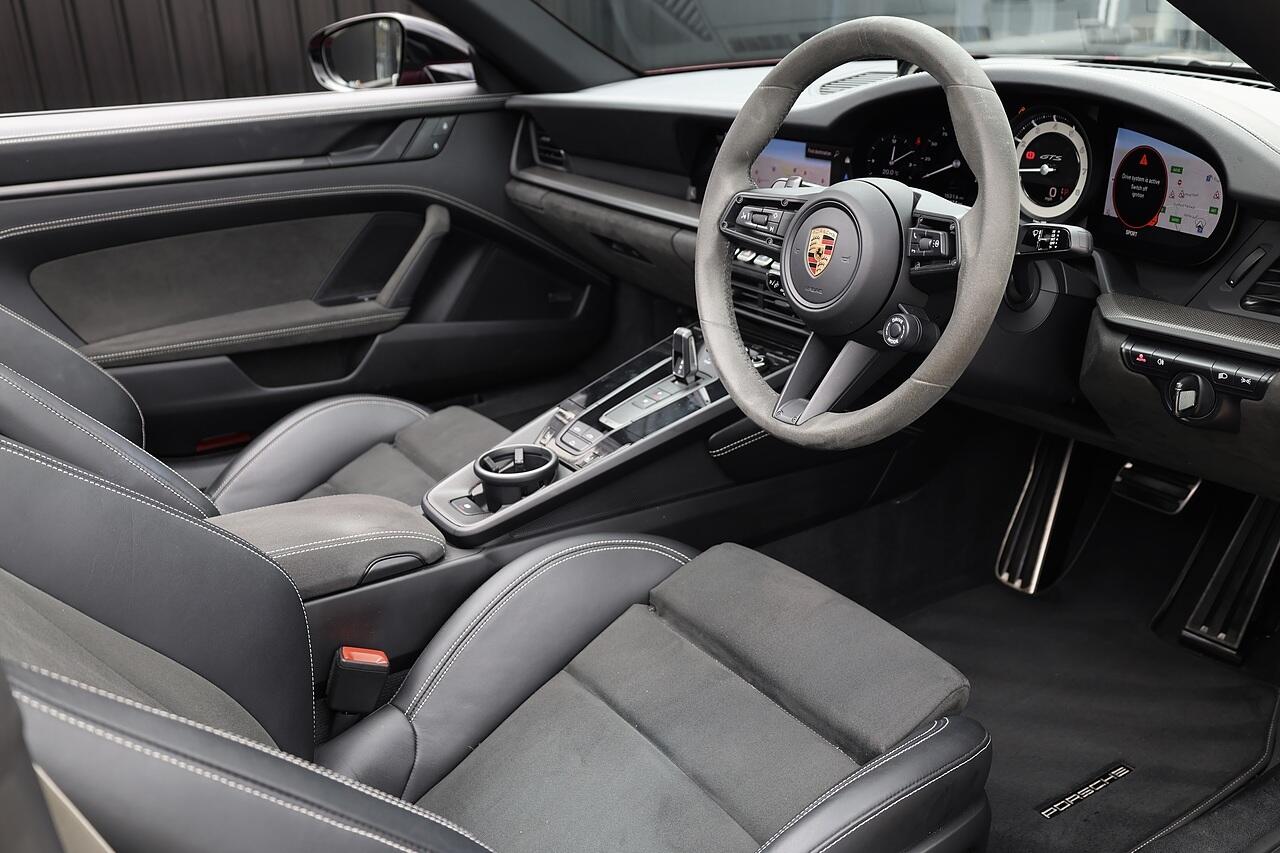 Porsche 911 view 7