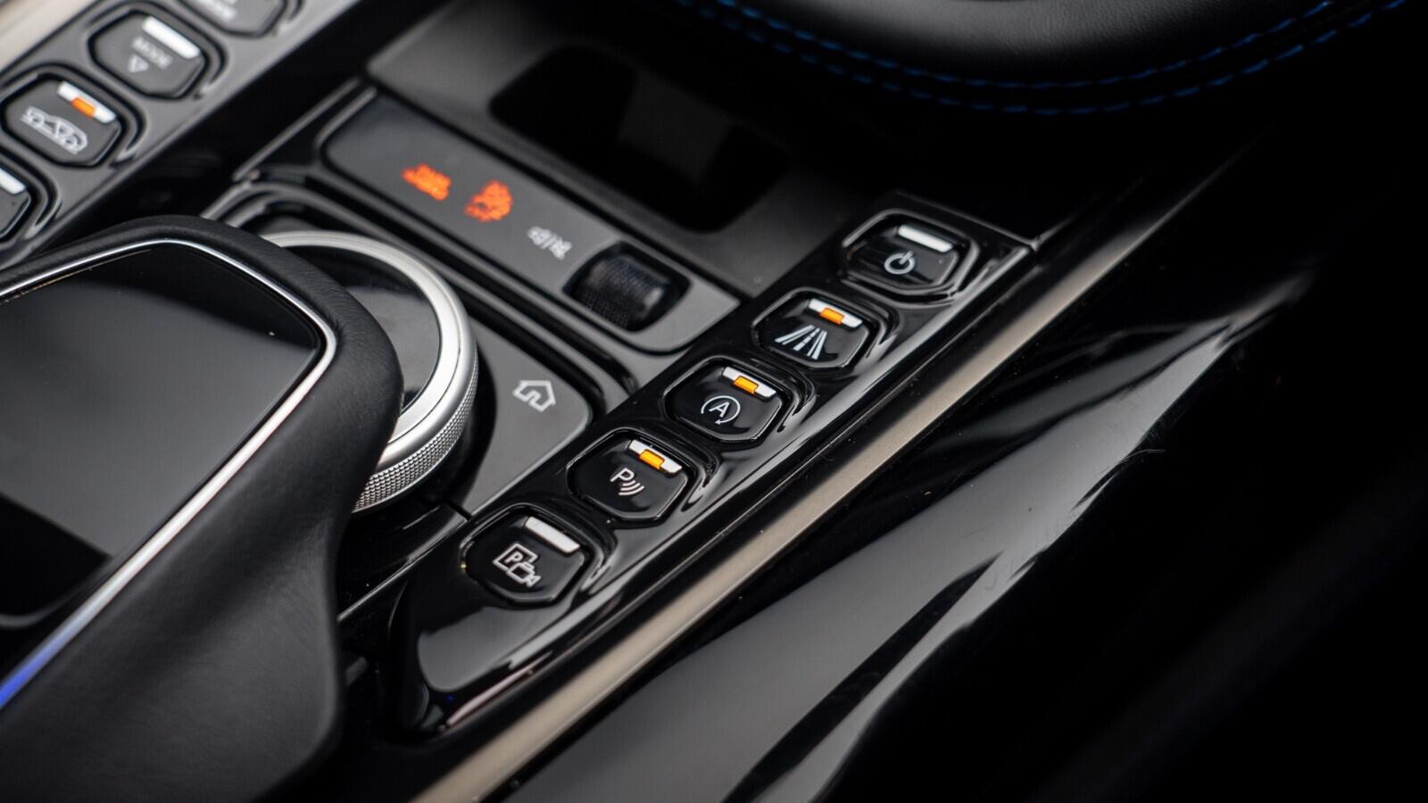 Aston Martin DBX view 33