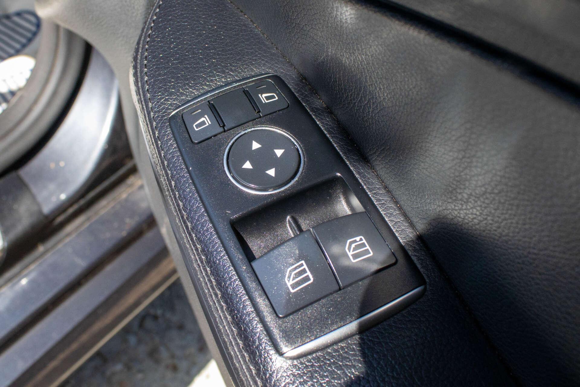 Mercedes-Benz SLK view 11