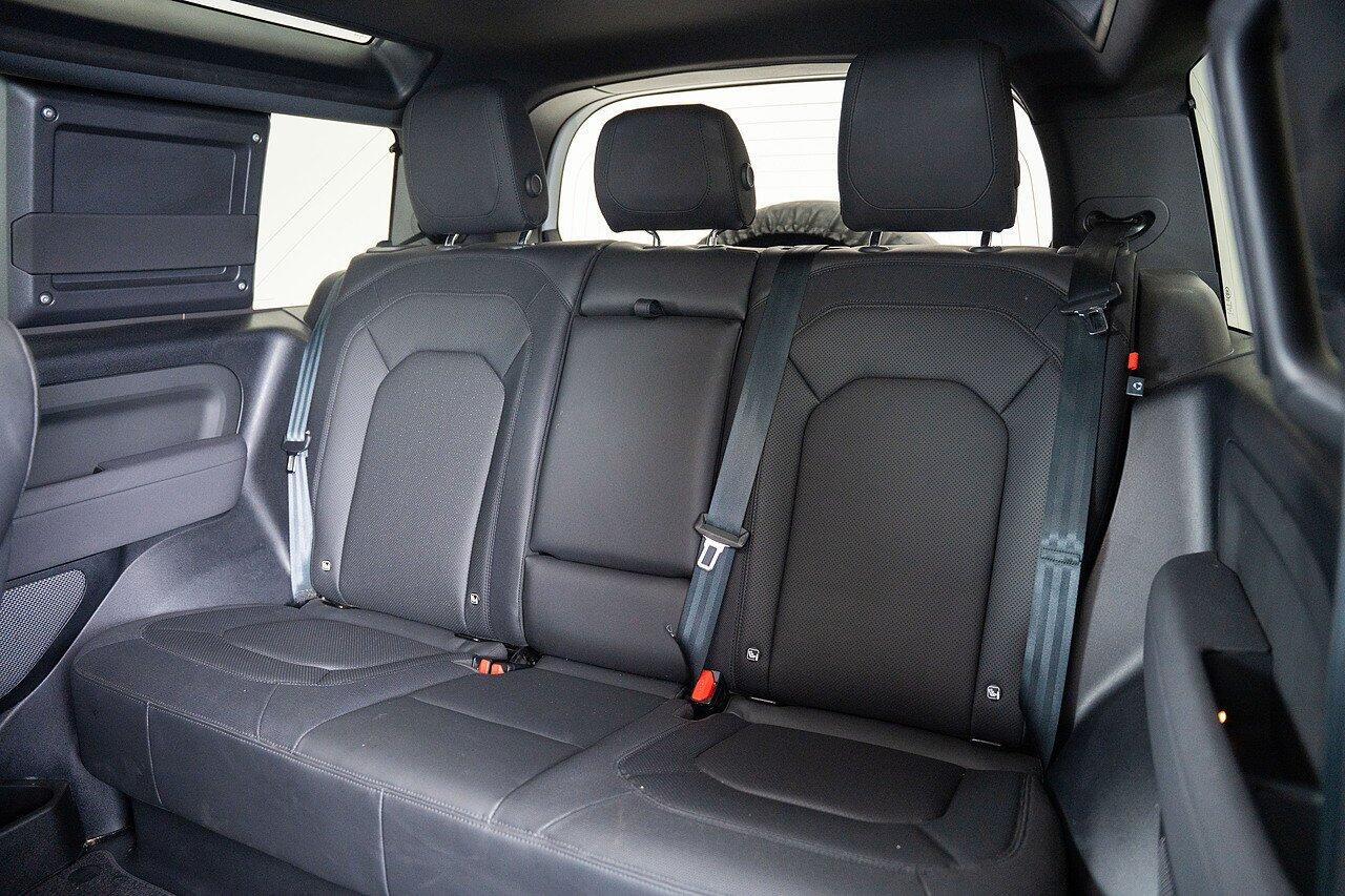 Land Rover Defender 90 view 17