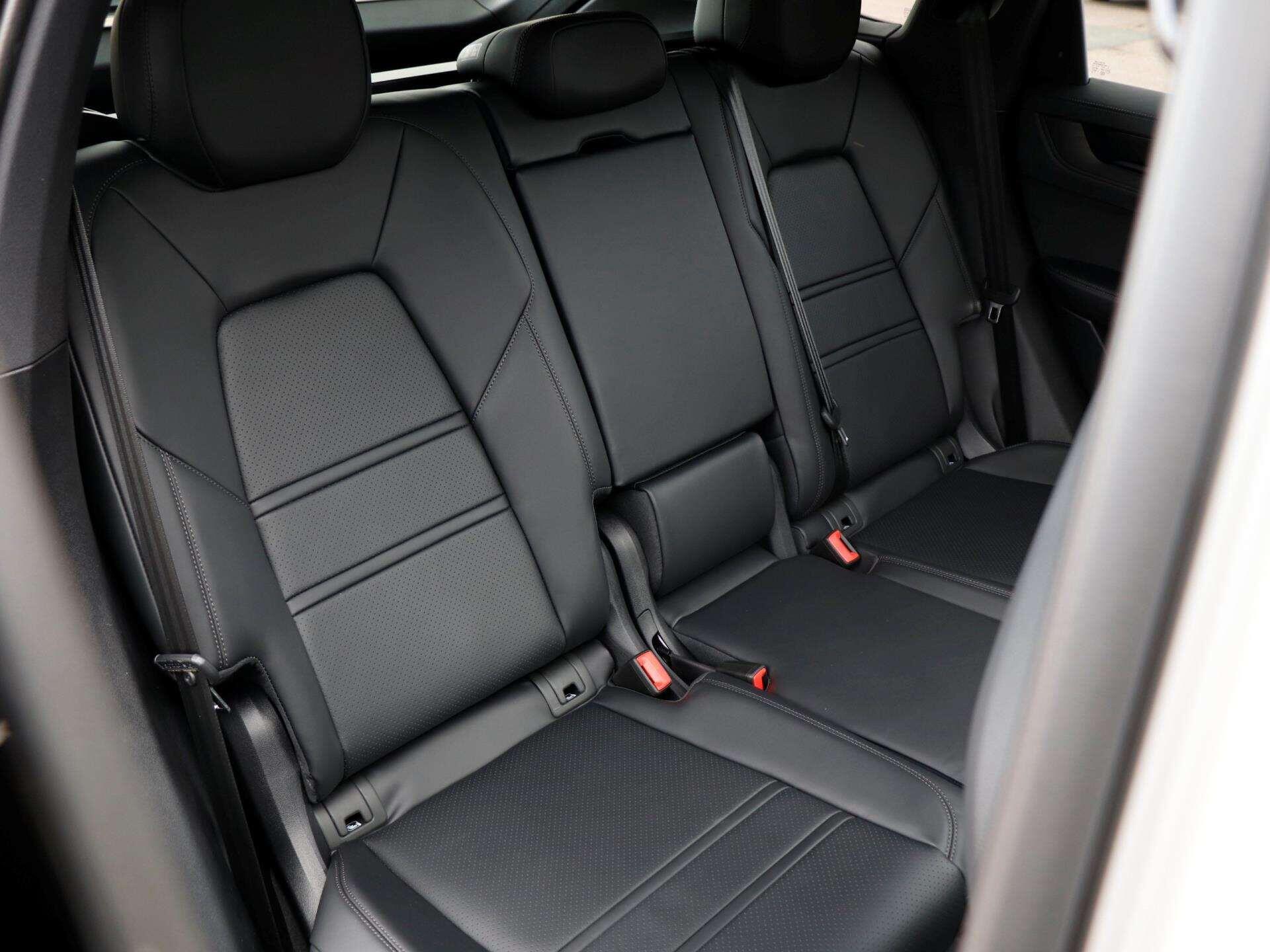Porsche Cayenne view 27