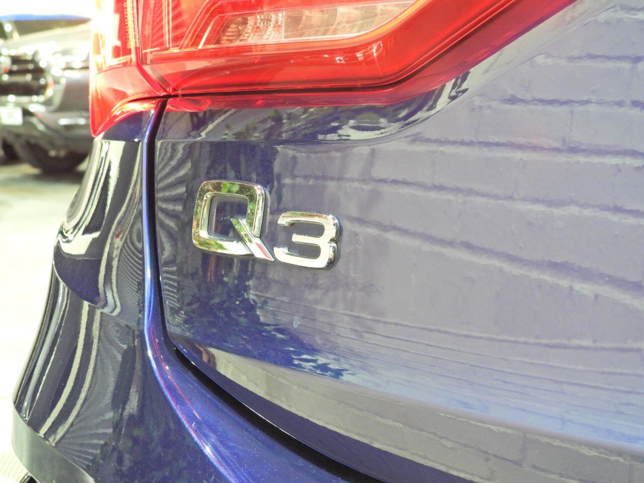 Audi Q3 view 30