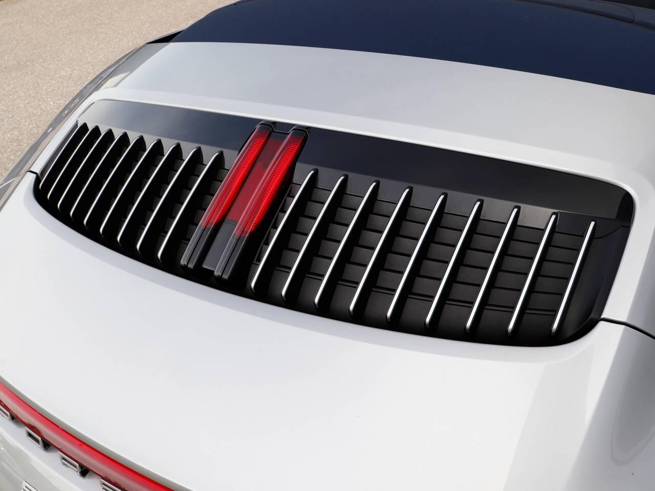 Porsche 911 view 34
