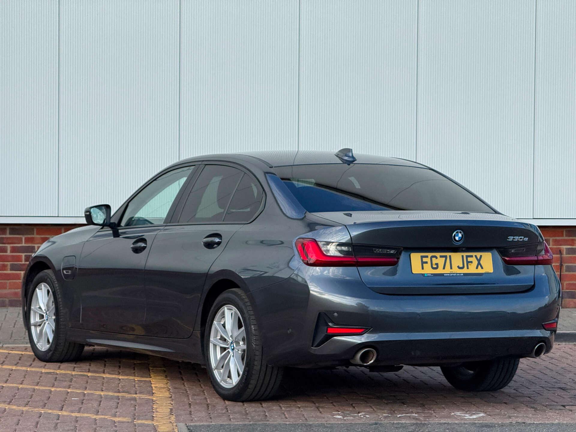 BMW 3 Series view 4