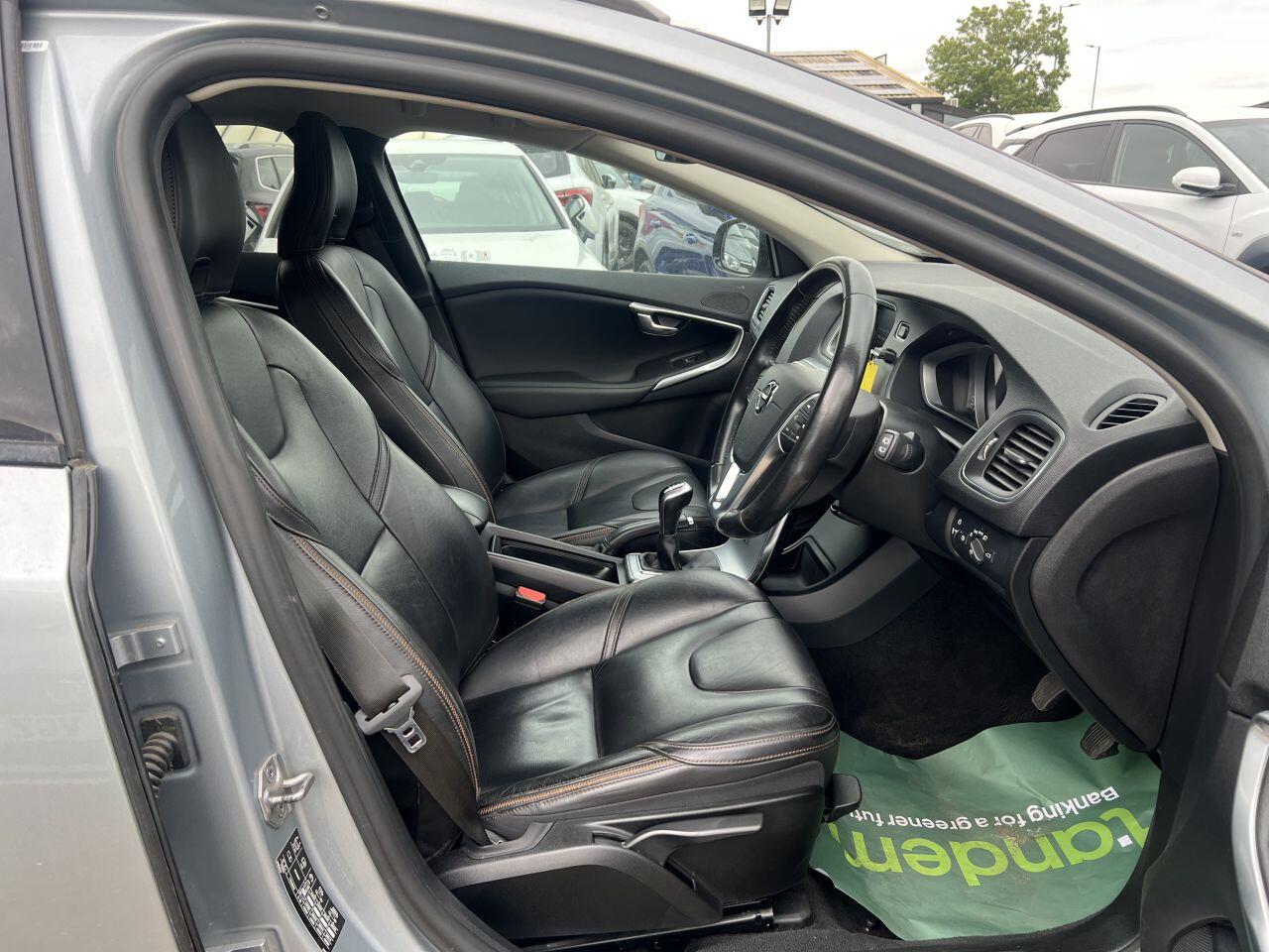 Volvo V40 Cross Country view 14