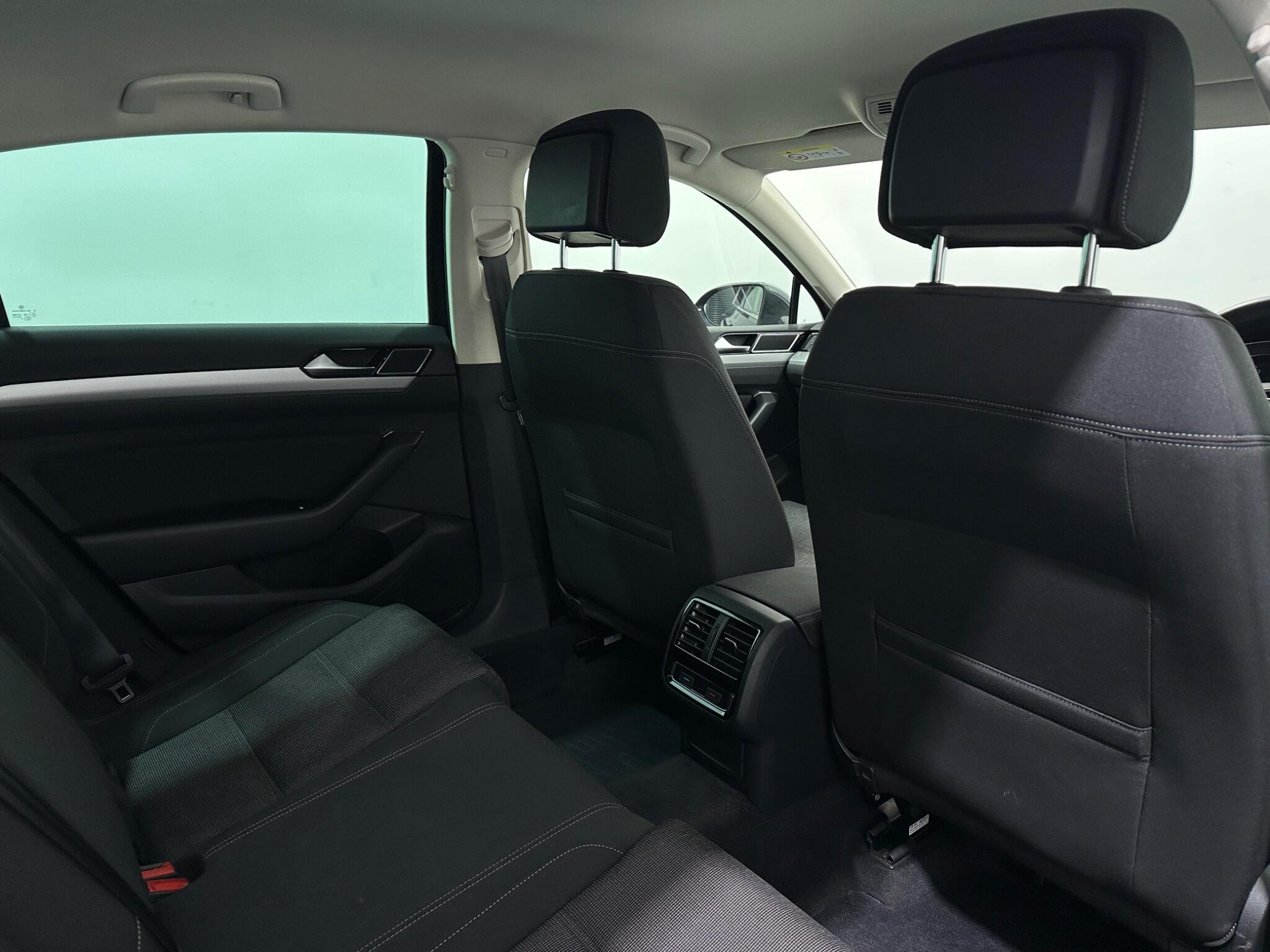 Volkswagen Passat view 41