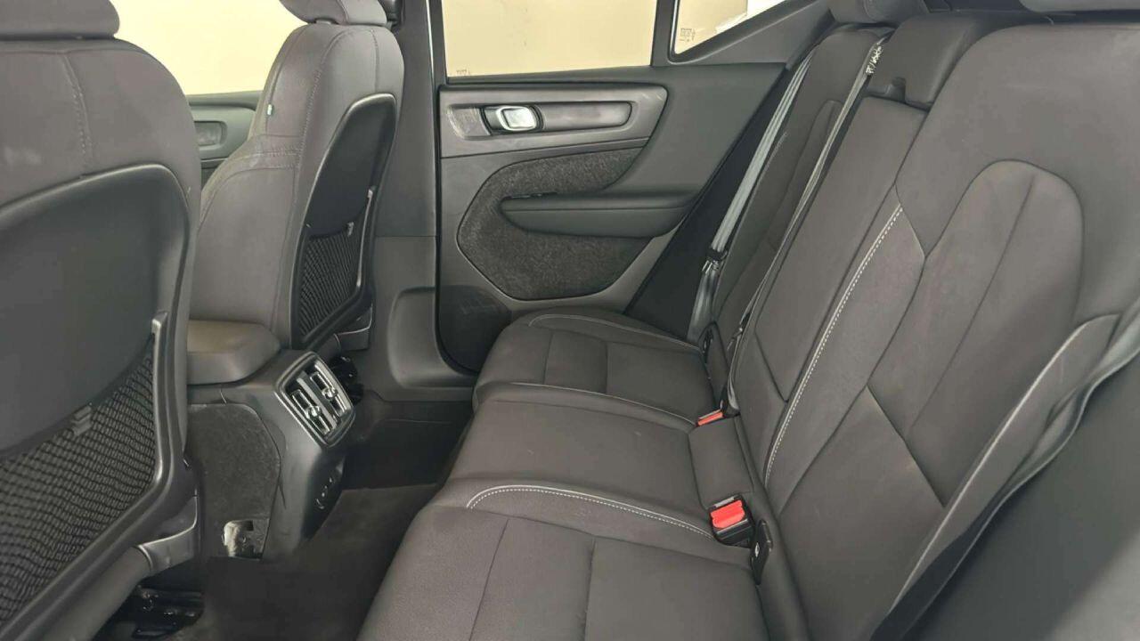 Volvo XC40 view 14