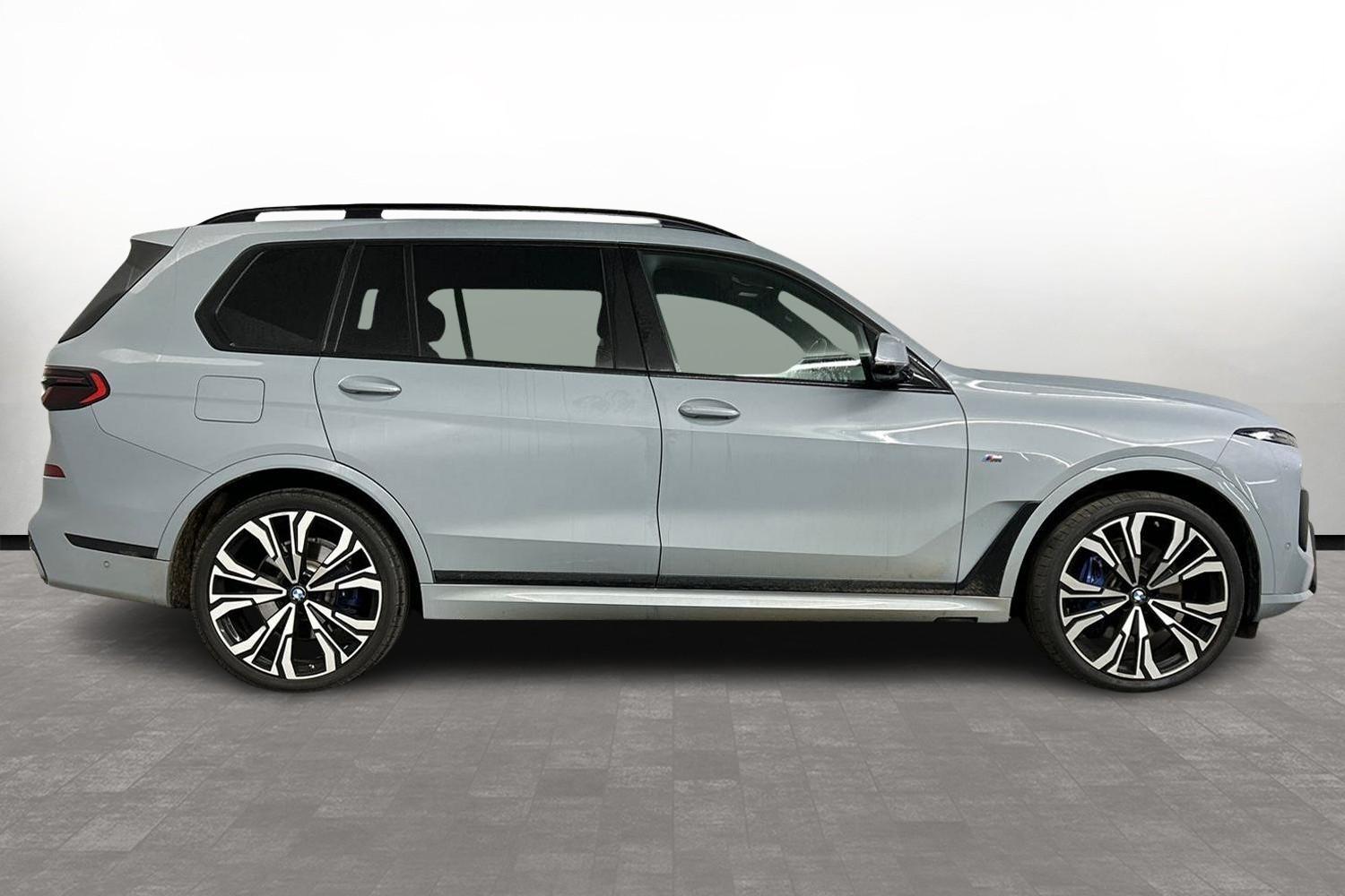 BMW X7 view 3