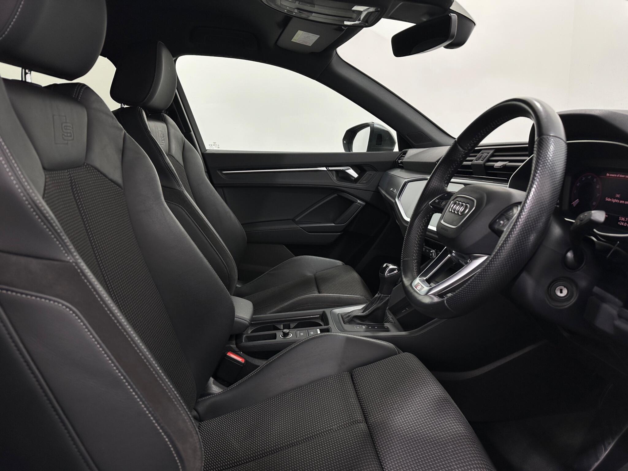 Audi Q3 view 31