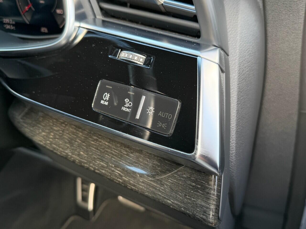 Audi Q8 view 35