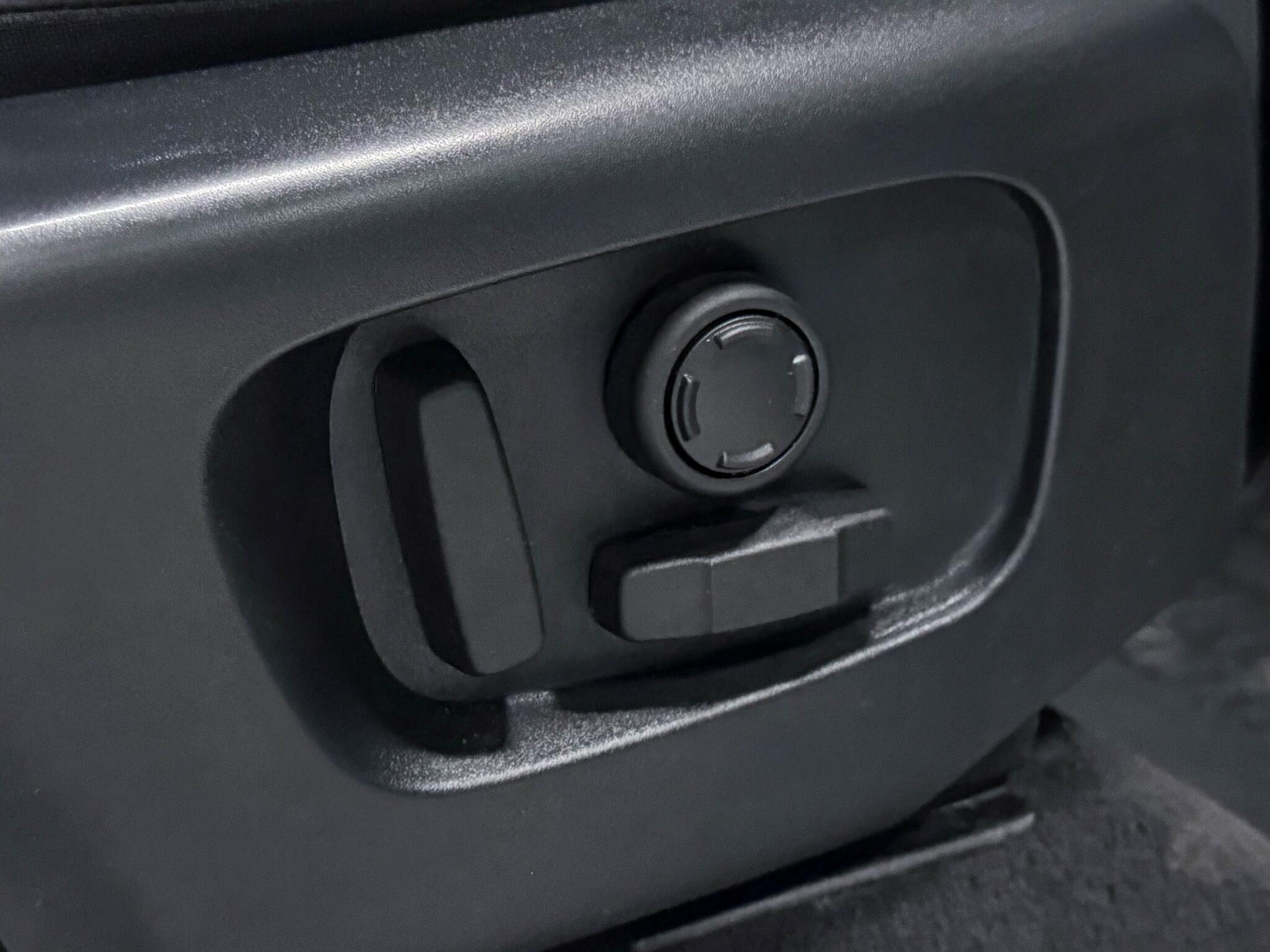 Land Rover Discovery Sport view 29