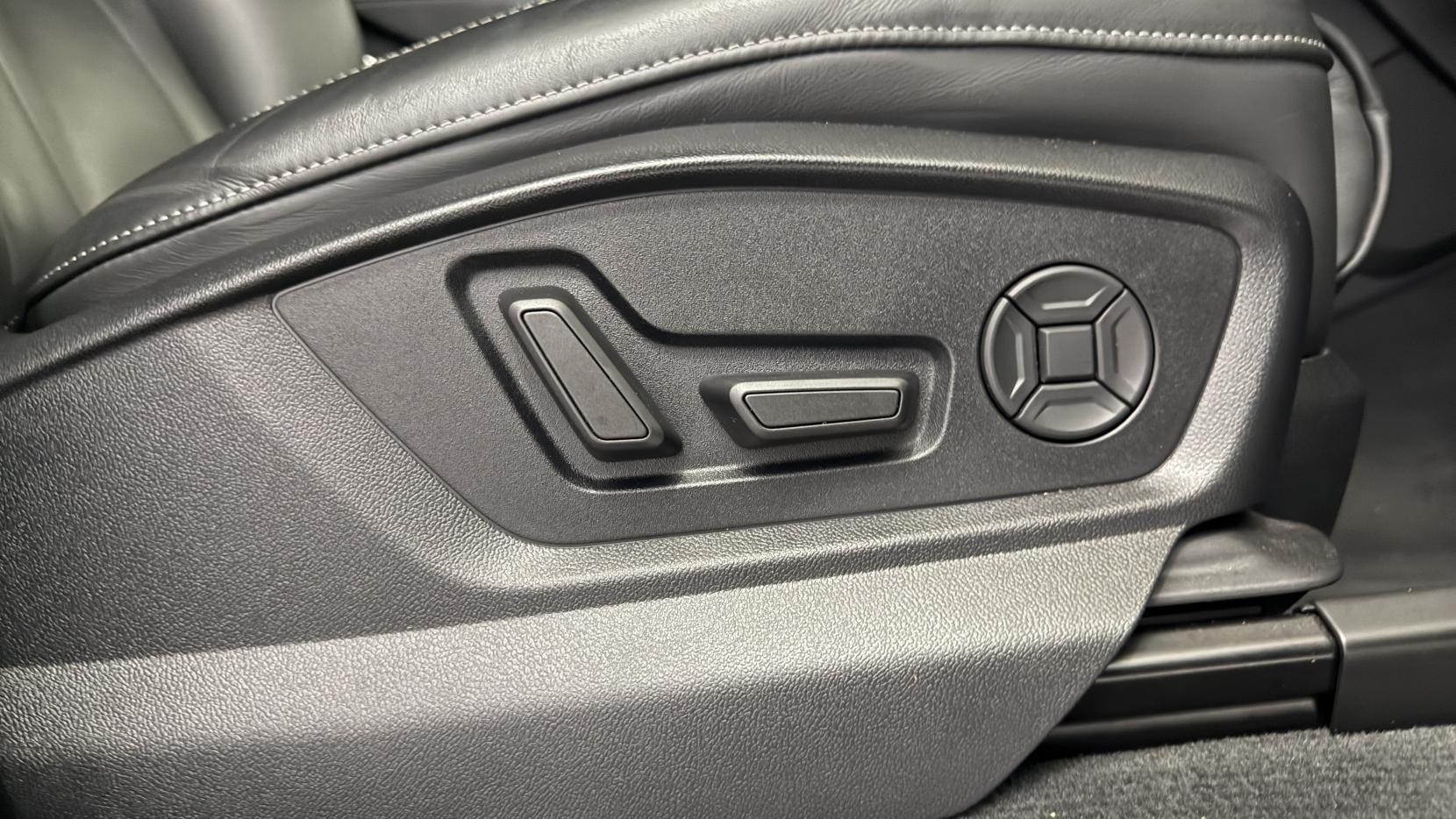Audi Q7 view 37