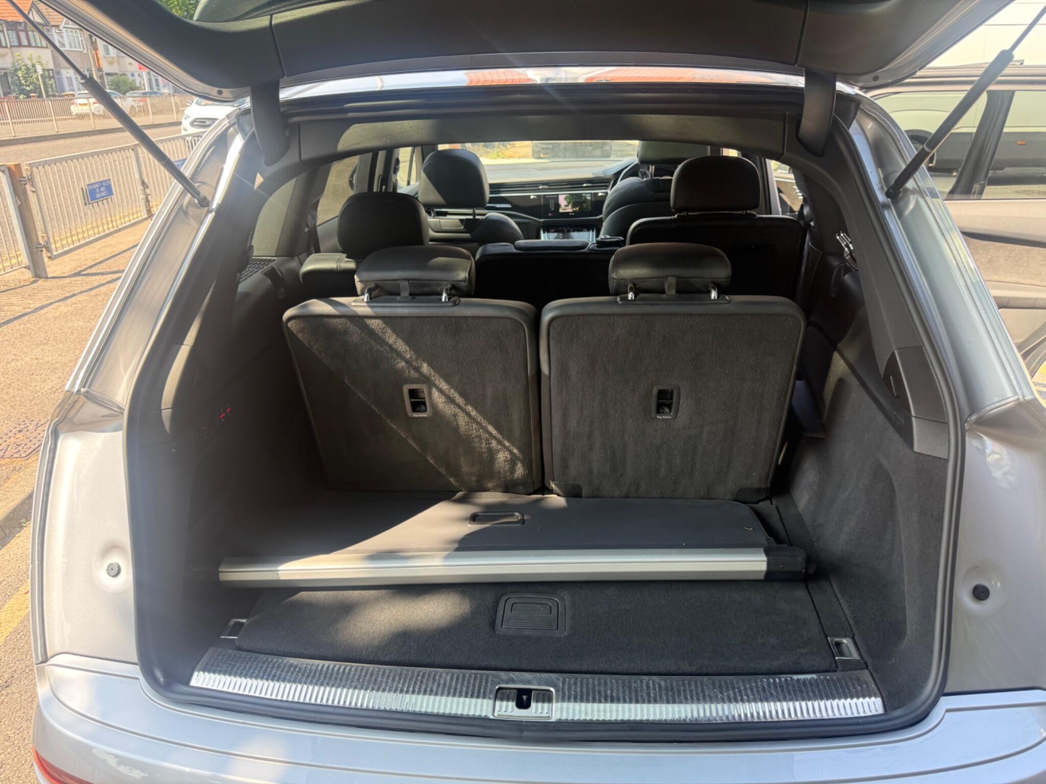 Audi Q7 view 13
