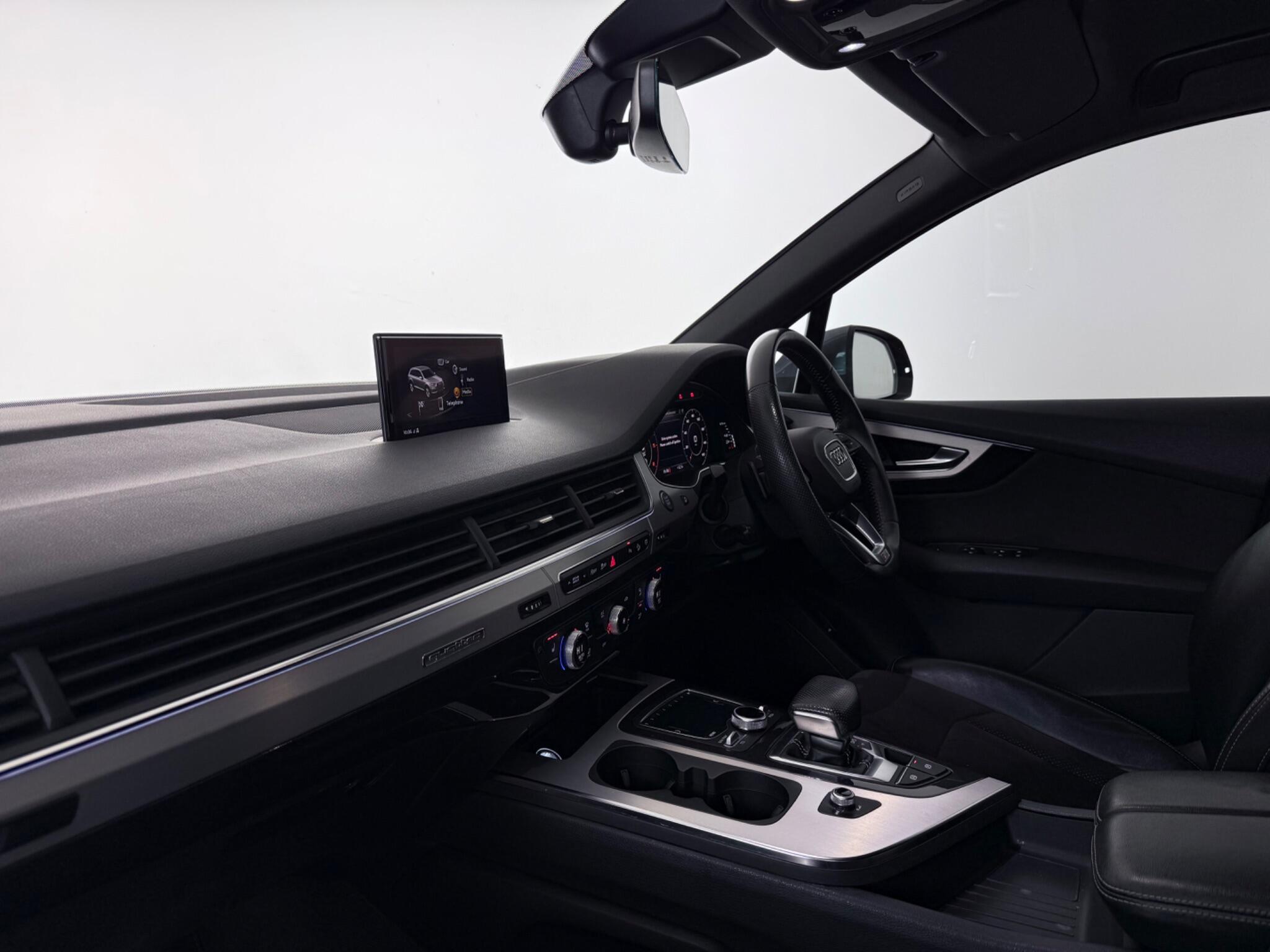 Audi Q7 view 4