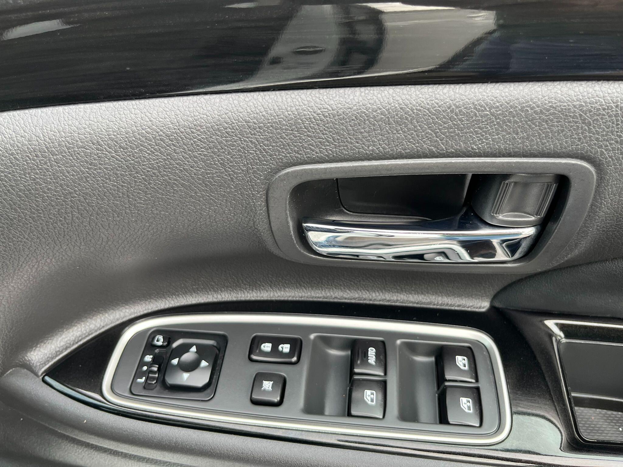 Mitsubishi Outlander view 10
