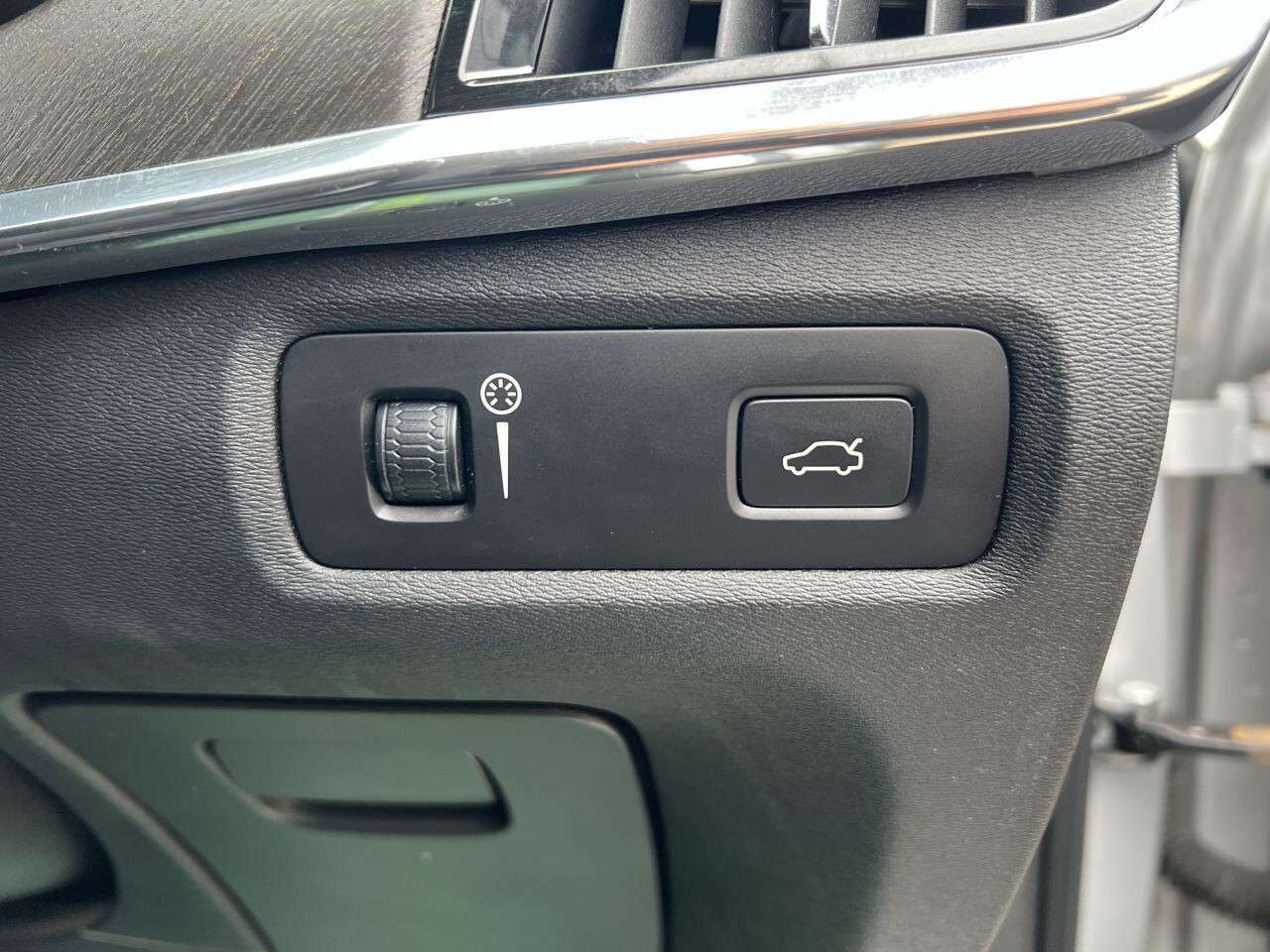 Volvo V90 Cross Country view 61