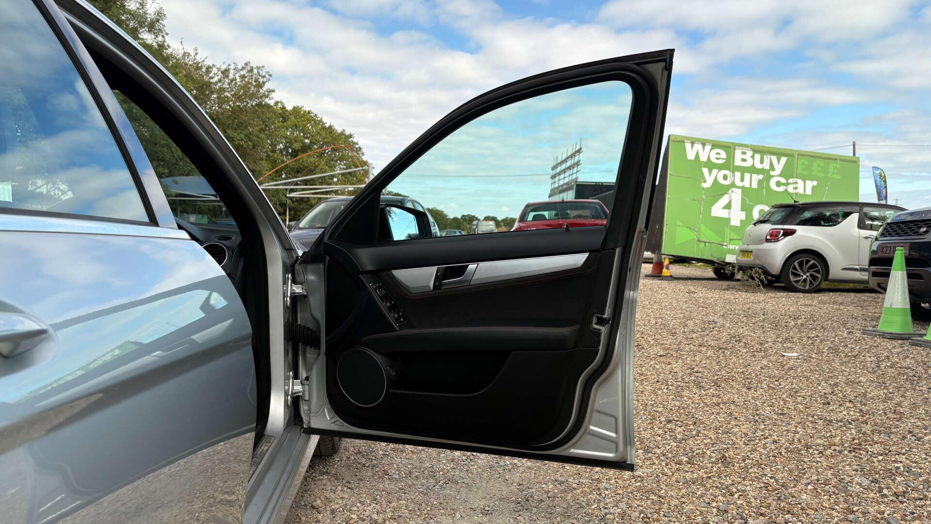 Mercedes-Benz C-Class view 38