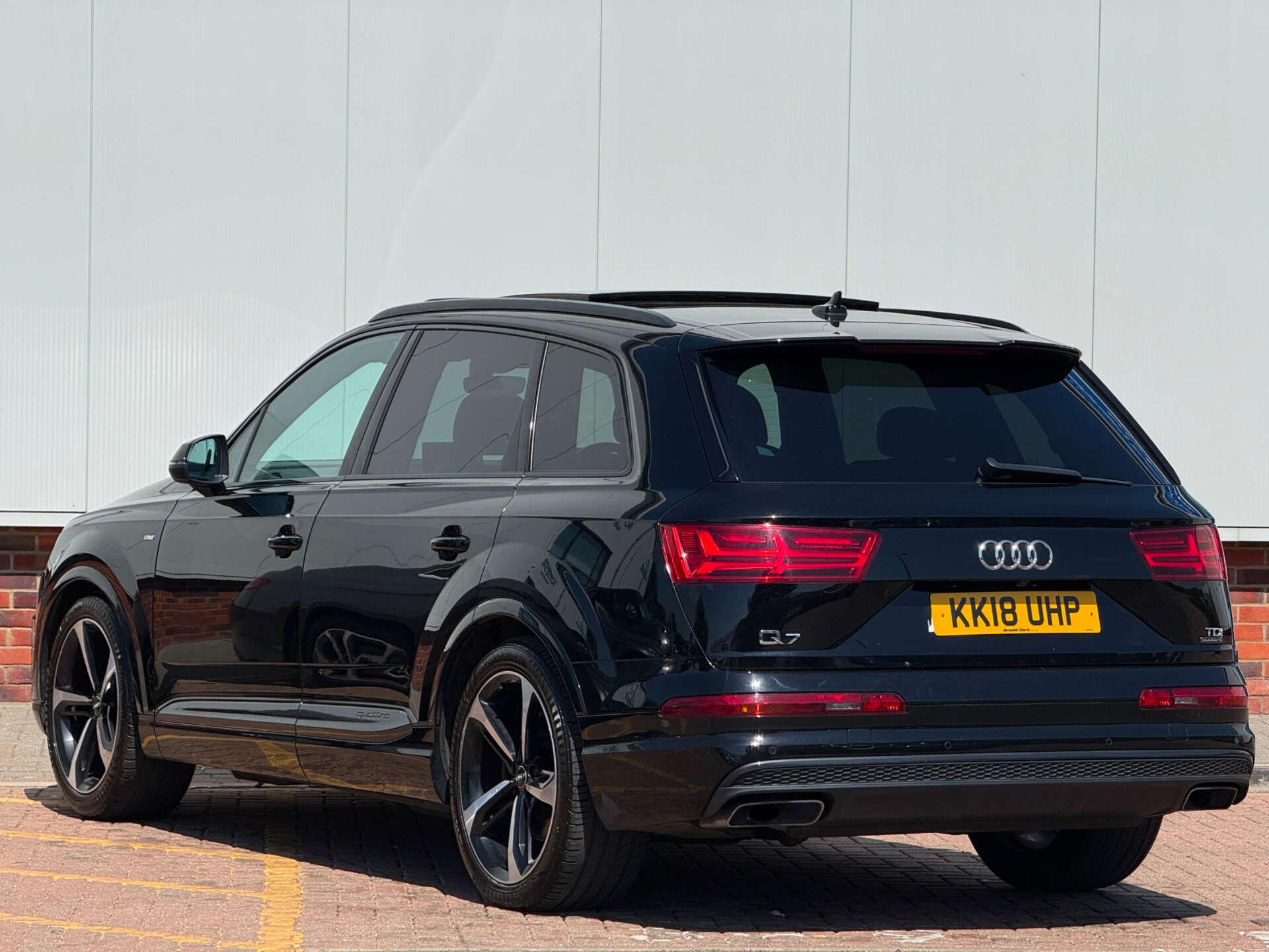 Audi Q7 view 4