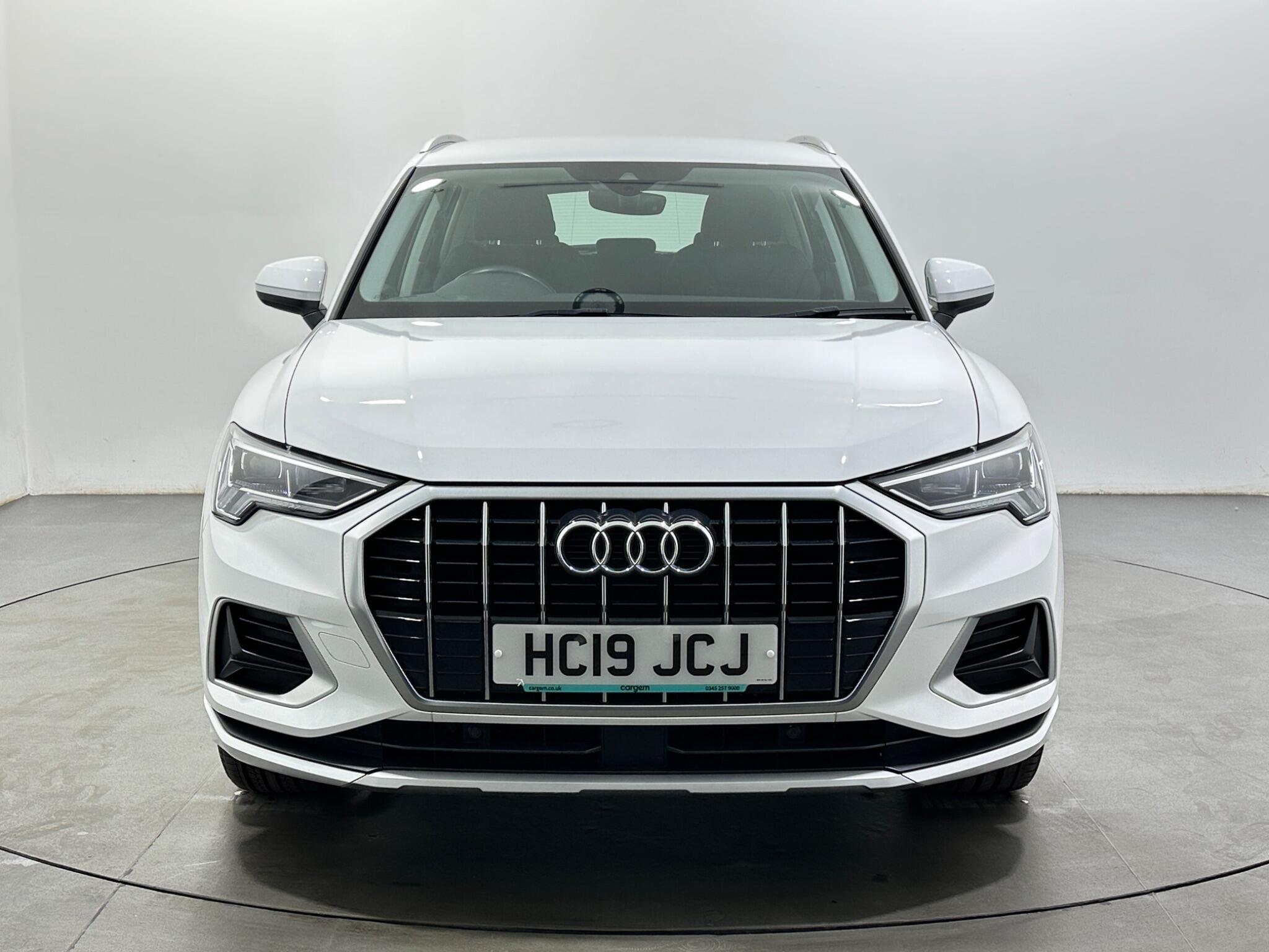 Audi Q3 view 3