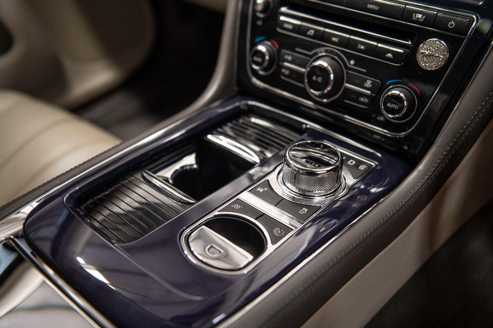 Jaguar XJ view 27